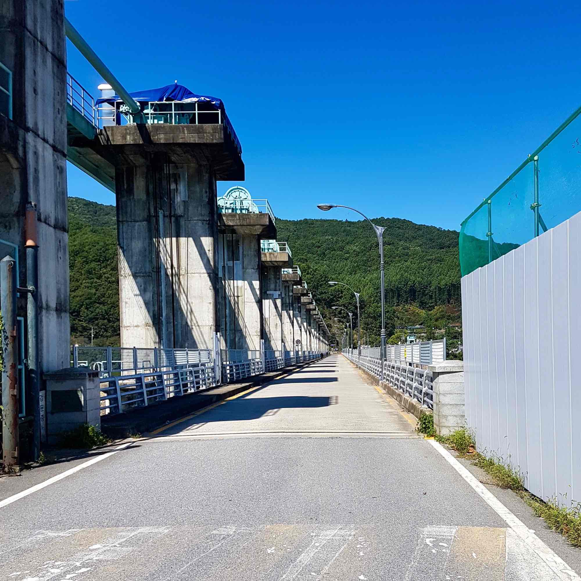 A picture of a nameless weir on the South Han River (남한강) along the Hangang Bike Path (한강자전거길) in Chungju City, South Korea.