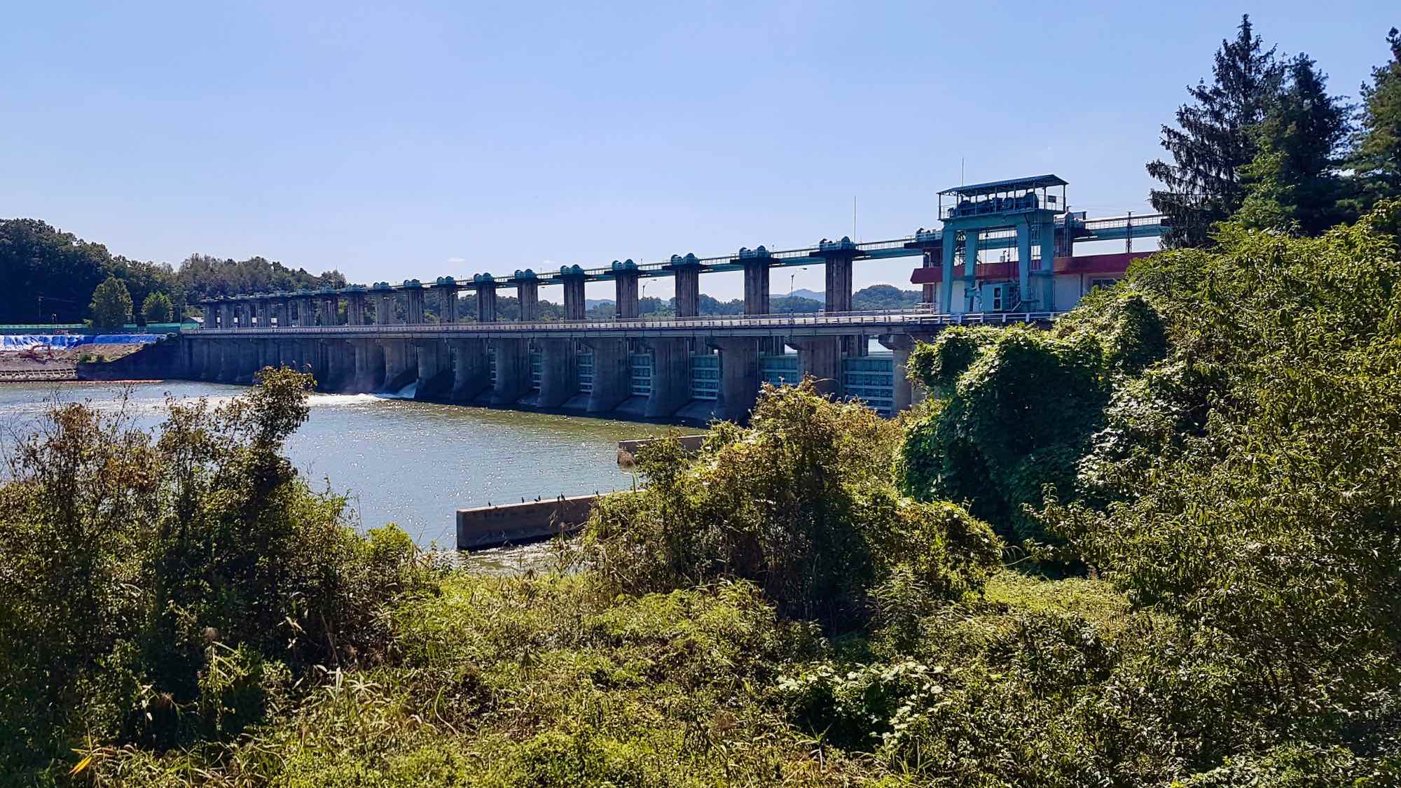 A picture of a nameless weir on the South Han River (남한강) along the Hangang Bike Path (한강자전거길) in Chungju City, South Korea.