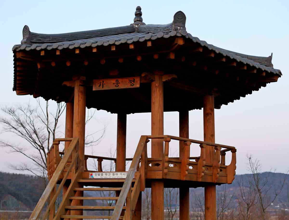 A picture of a resting pavilion near the South Han River (남한강) along the Hangang Bike Path (한강자전거길) in Chungju City, South Korea.