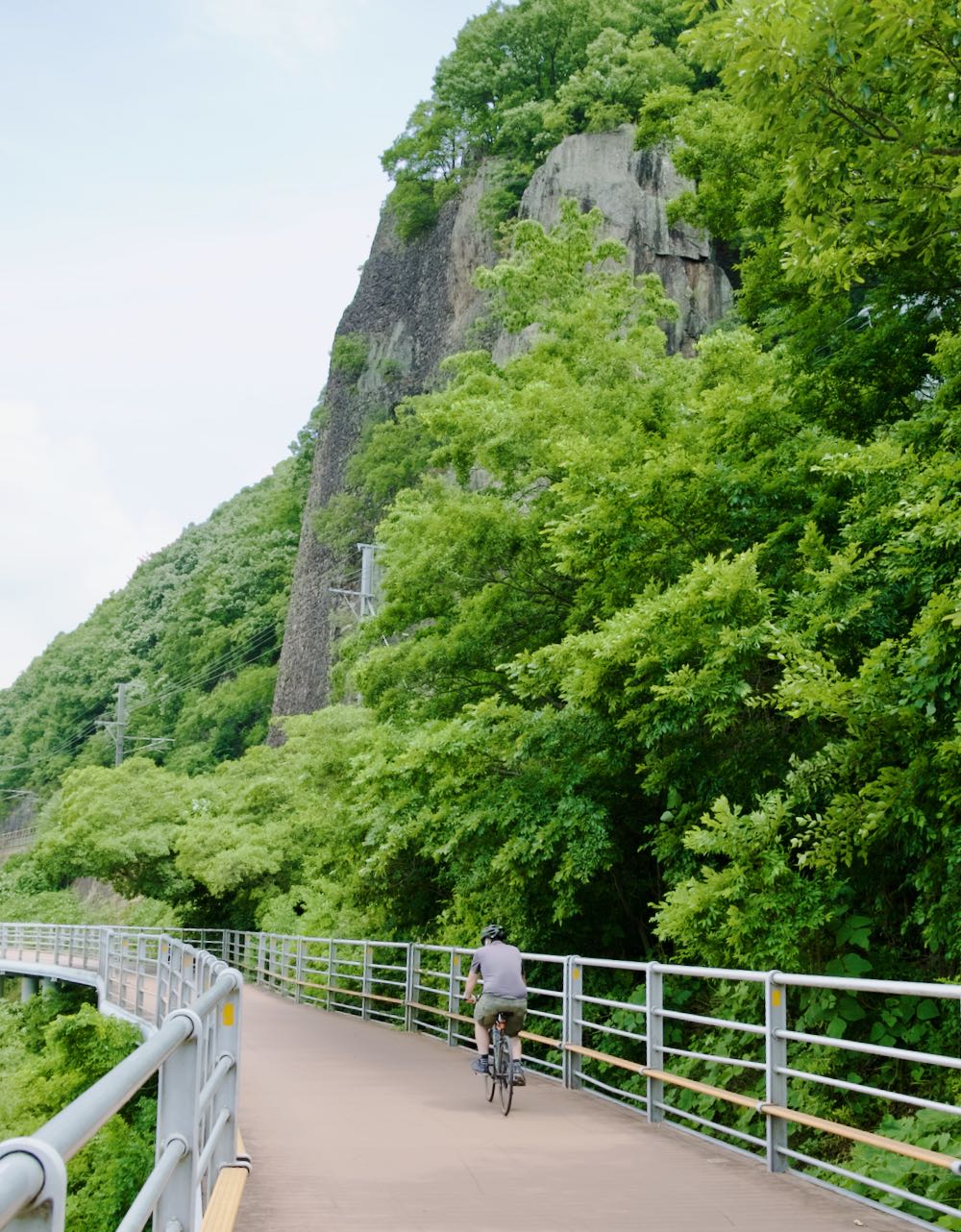 A picture of the boardwalk cycling paths along the Nakdonggang Bike Path (낙동강자전거길) in Samrangjin Town (삼랑진읍) along the Nakdong River (낙동강) in South Korea.