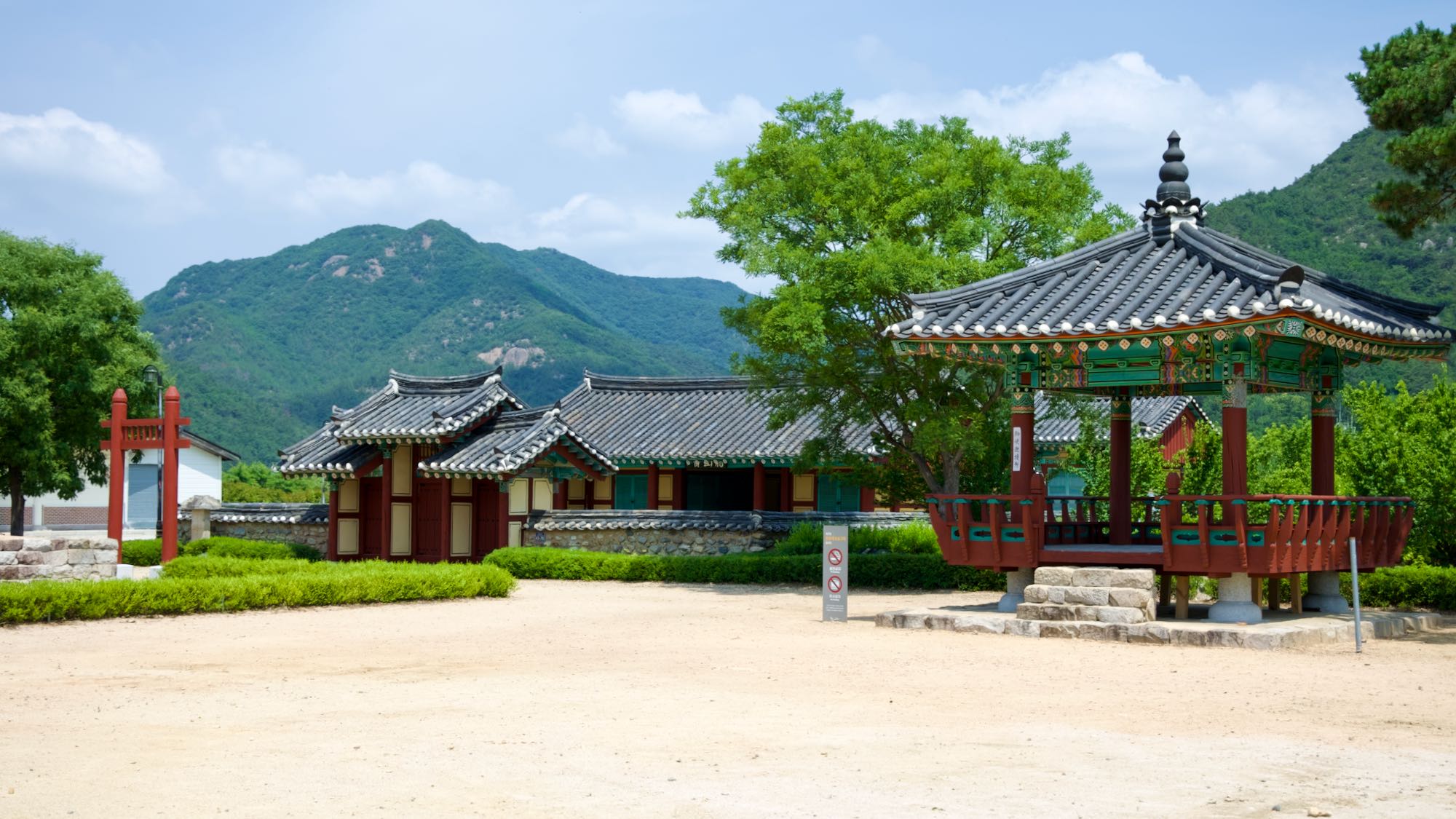 A picture of Gayajinsa Temple (가야진사) on the Nakdonggang Bike Path (낙동강자전거길) along the Nakdong River (낙동강) in Yangsan City, South Korea.