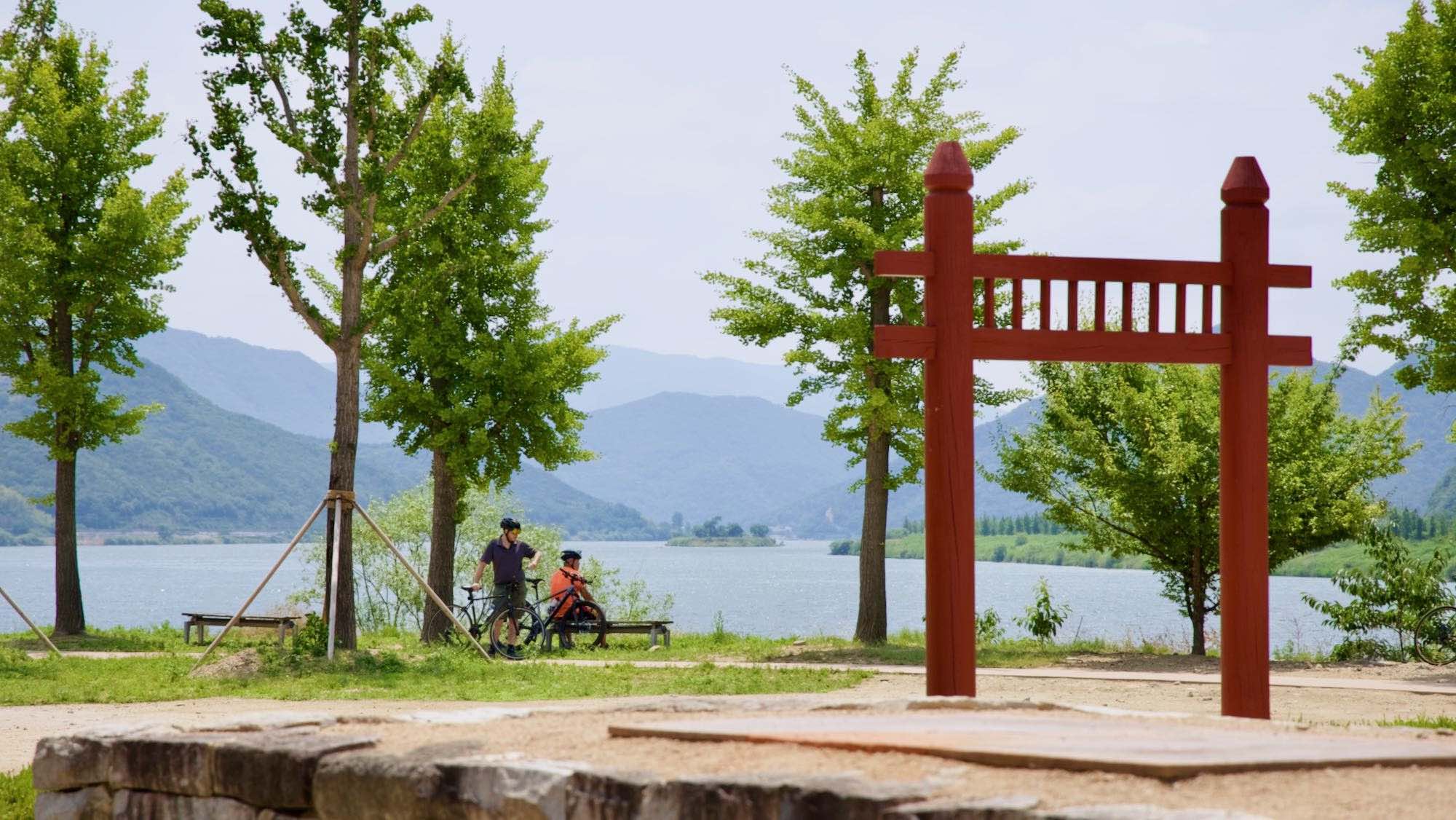 A picture of a rest area near Gayajinsa Temple (가야진사) on the Nakdonggang Bike Path (낙동강자전거길) along the Nakdong River (낙동강) in Yangsan City, South Korea.
