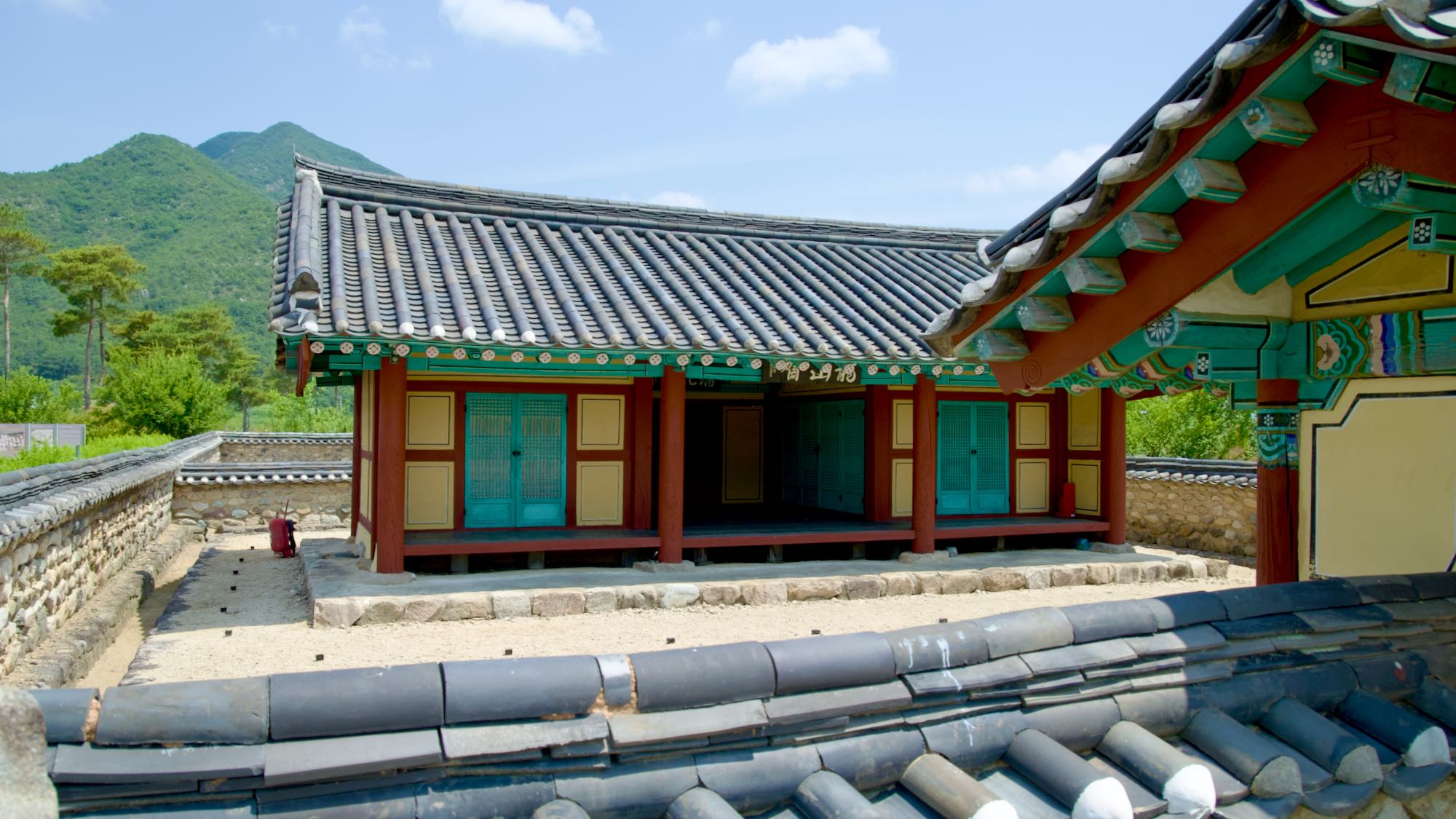 A picture of Gayajinsa Temple (가야진사) on the Nakdonggang Bike Path (낙동강자전거길) along the Nakdong River (낙동강) in Yangsan City, South Korea.