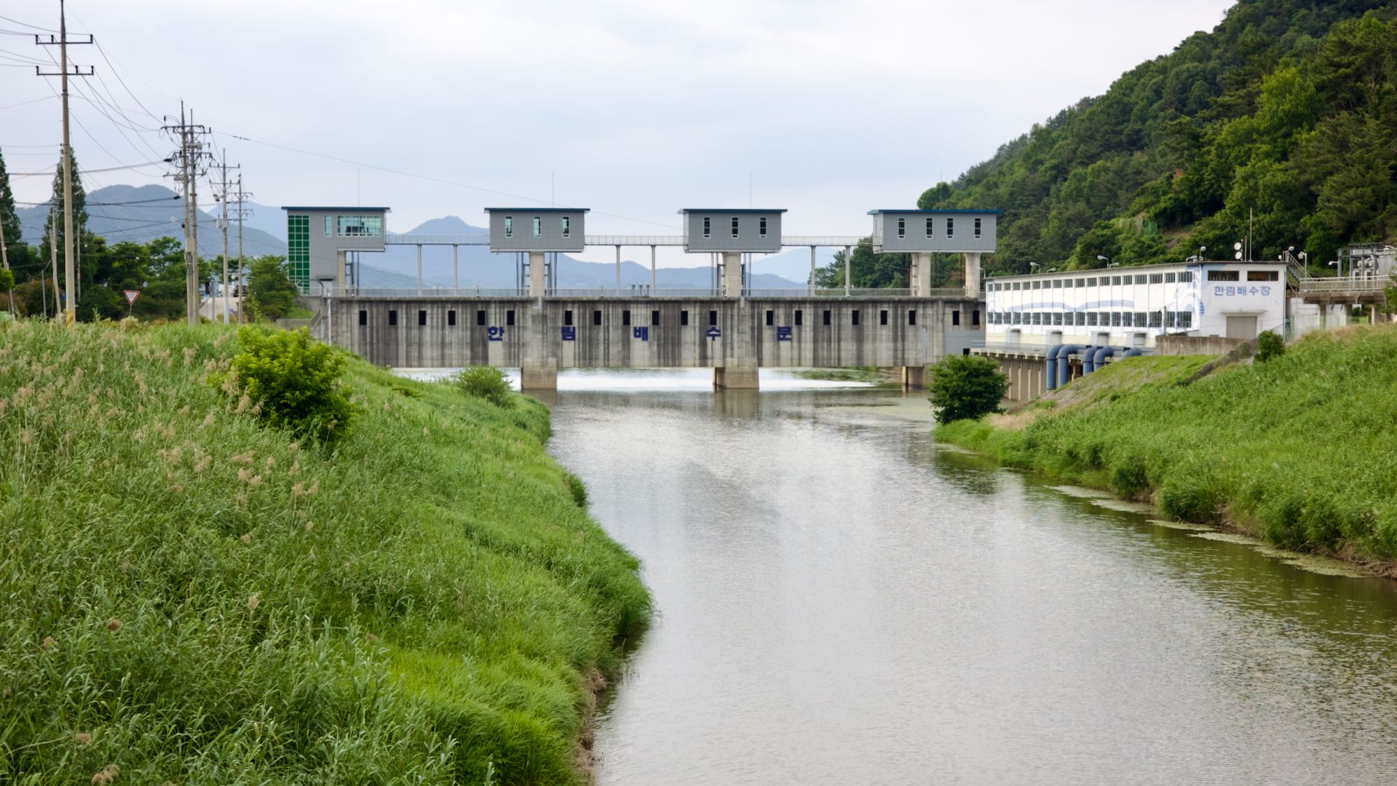 A picture of Hallim Drainage Gate (한림배수문) on the Nakdonggang Bike Path (낙동강자전거길) along Nakdong River (낙동강) in Gimhae City, in South Korea.