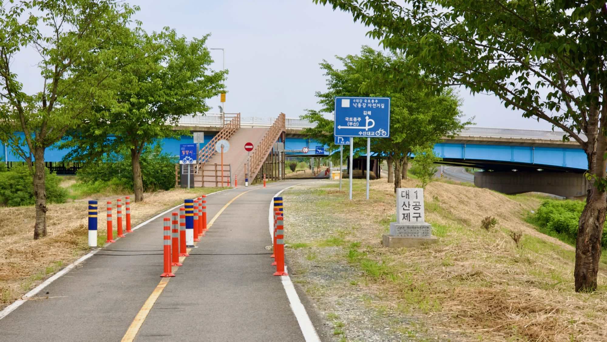 A picture of Su-san Bridge (수산교) crossing the Nakdong River (낙동강) along the Nakdonggang Bike Path (낙동강자전거길).