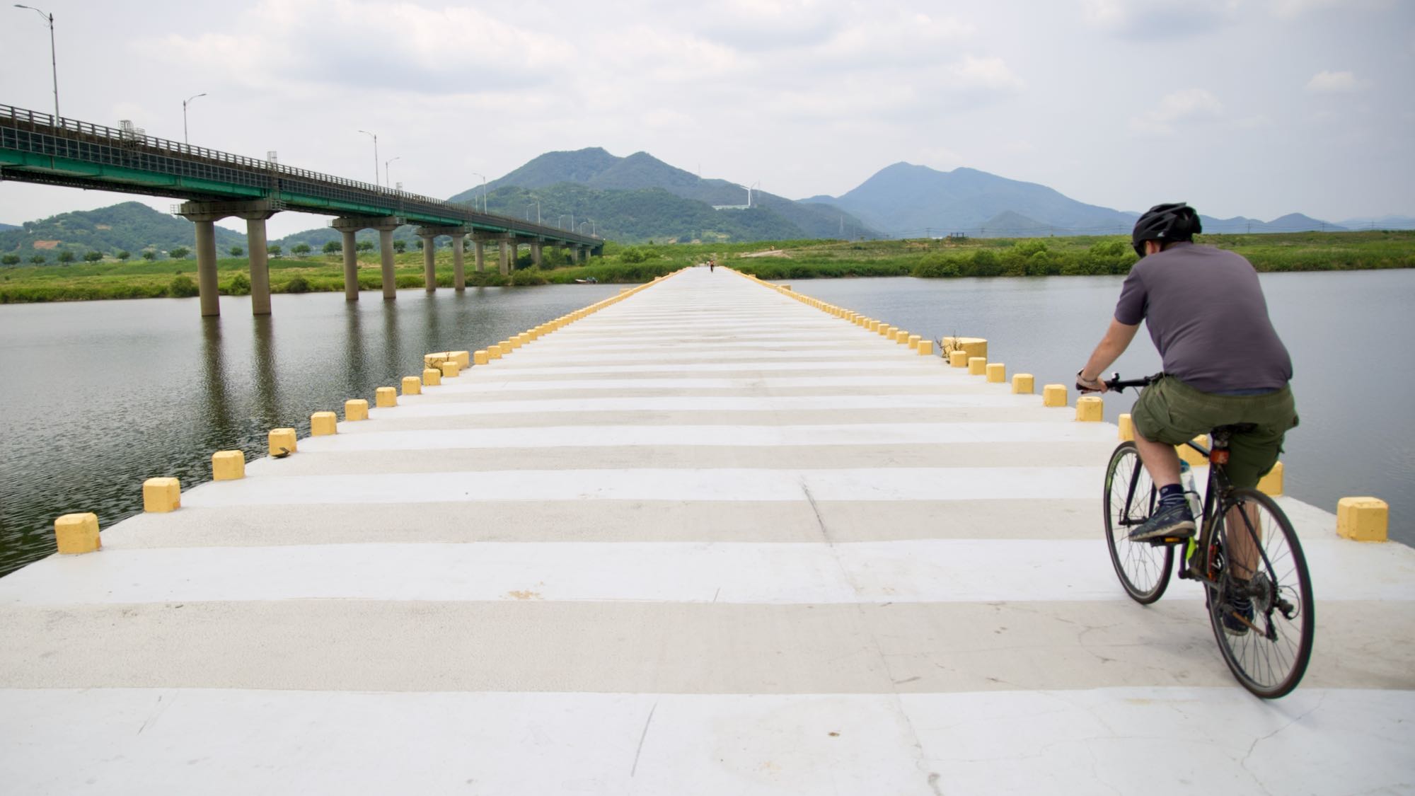 A picture of the Nakdonggang Bike Path (낙동강자전거길) along the Miryang River (밀양강) in Miryang City, South Korea.