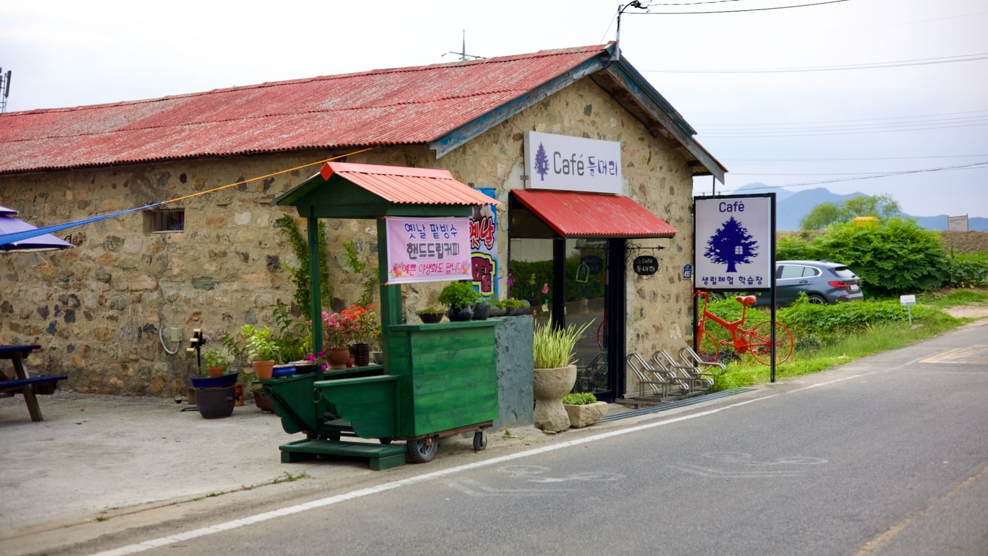 A picture of Cafe Dumoeli (카페 들머리) near the Nakdong River (낙동강) along the Nakdonggang Bike Path (낙동강자전거길).