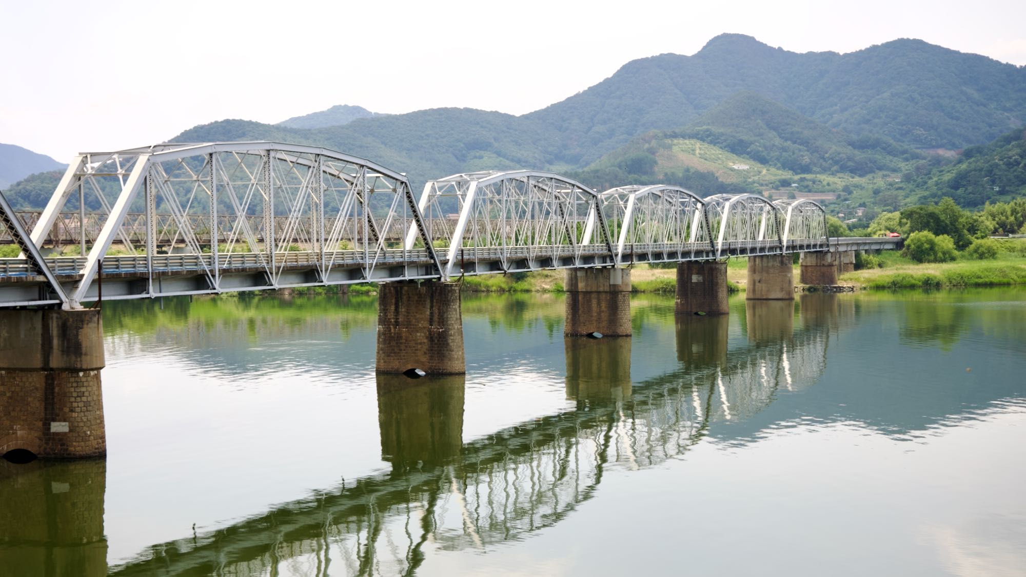 A picture of “Old” Samrangjin Bridge (삼랑진교) crossing the Nakdong River (낙동강) between Gimhae and Miryang Cities, South Korea.