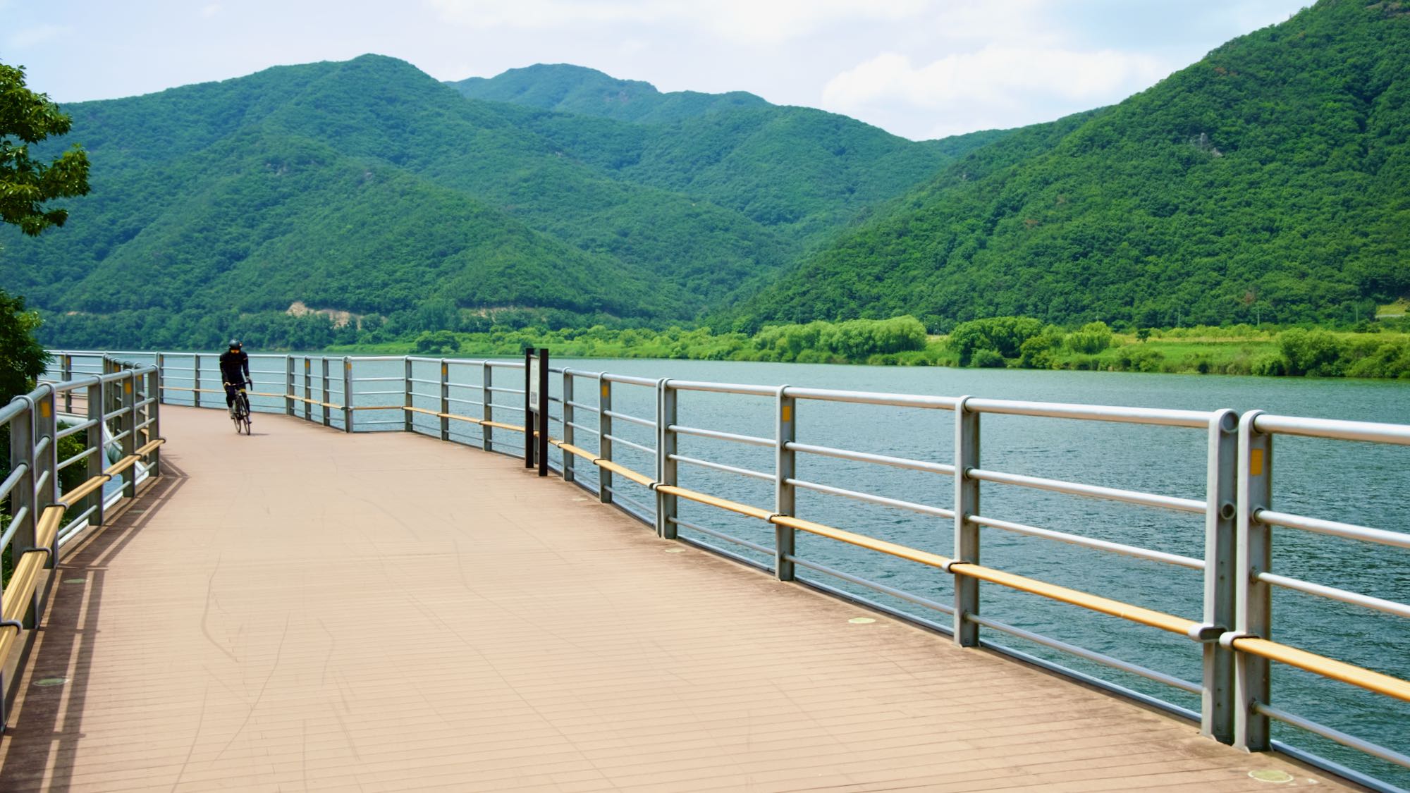 A picture of the boardwalk cycling paths along the Nakdonggang Bike Path (낙동강자전거길) in Samrangjin Town (삼랑진읍) along the Nakdong River (낙동강) in South Korea.
