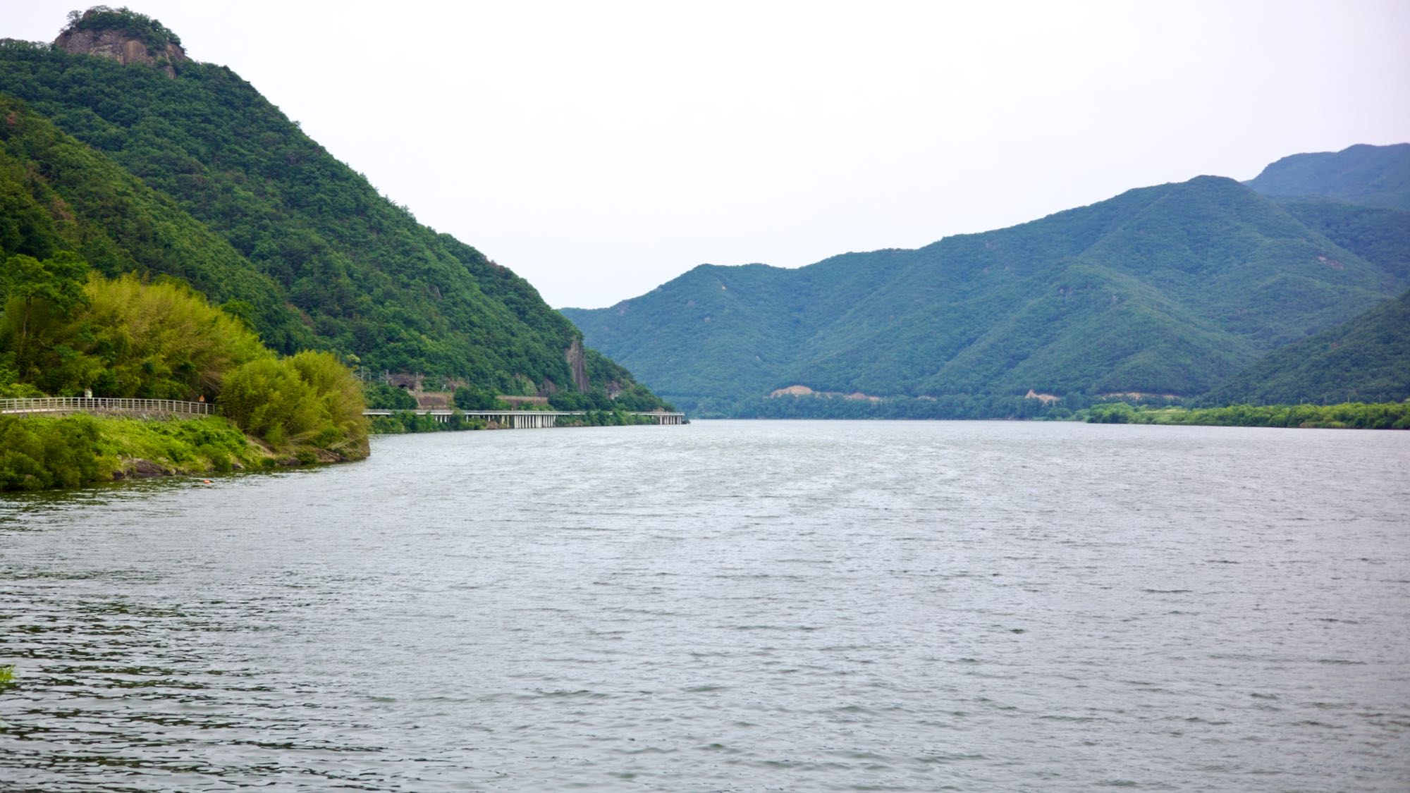A picture of the boardwalk cycling paths along the Nakdonggang Bike Path (낙동강자전거길) in Samrangjin Town (삼랑진읍) along the Nakdong River (낙동강) in South Korea.