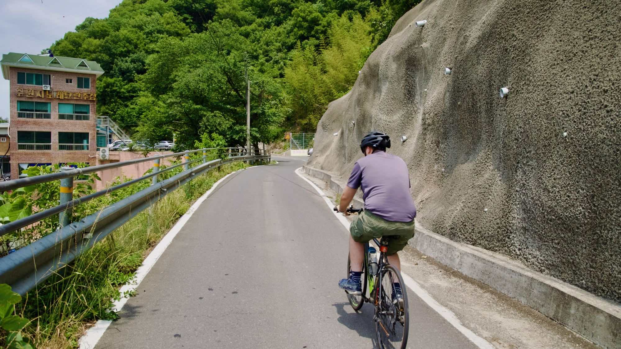 A picture of the Nakdonggang Bike Path (낙동강자전거길) along the Nakdong River (낙동강) in Miryang City, in South Korea.