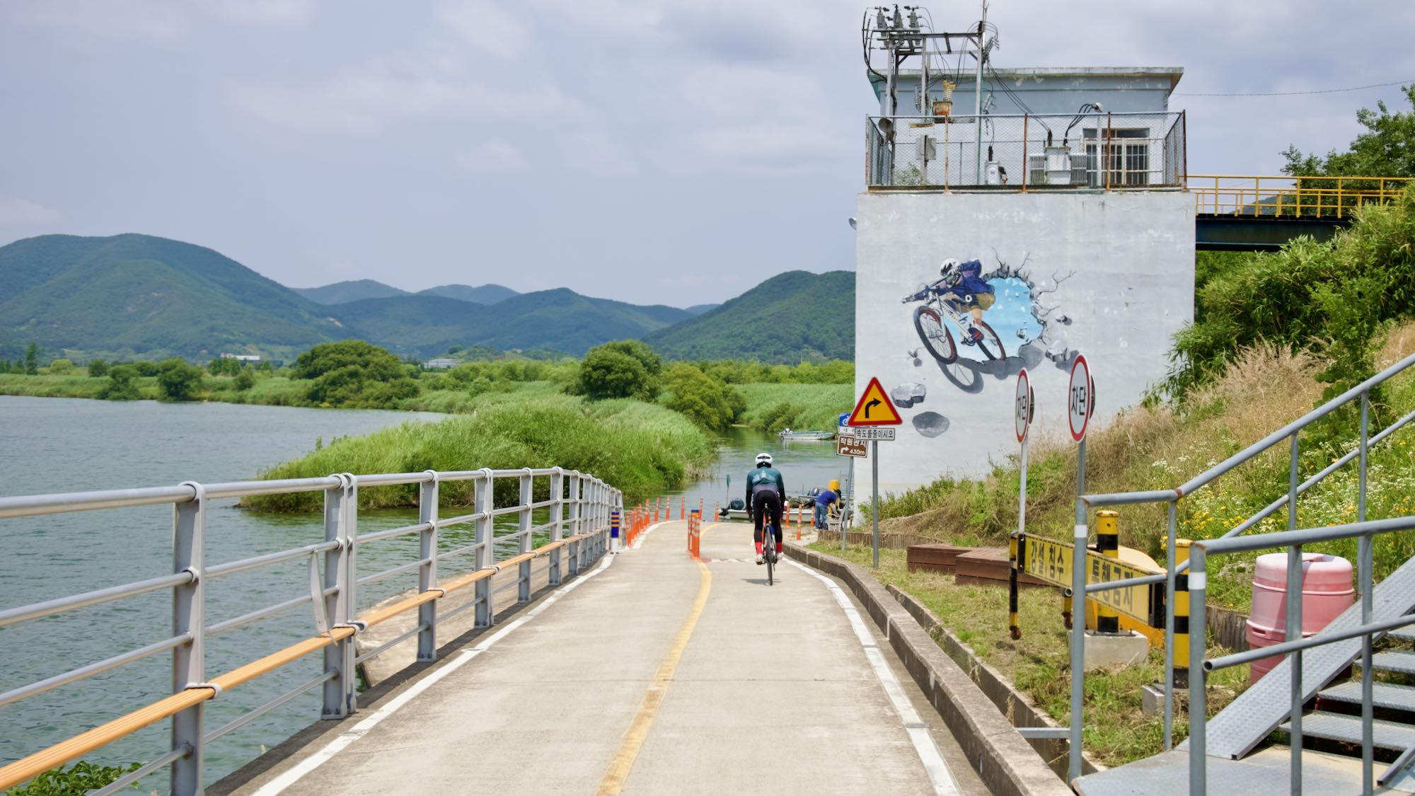 A picture of the bike path along the Nakdonggang Bike Path (낙동강자전거길) in Samrangjin Town (삼랑진읍) along the Nakdong River (낙동강) in South Korea.