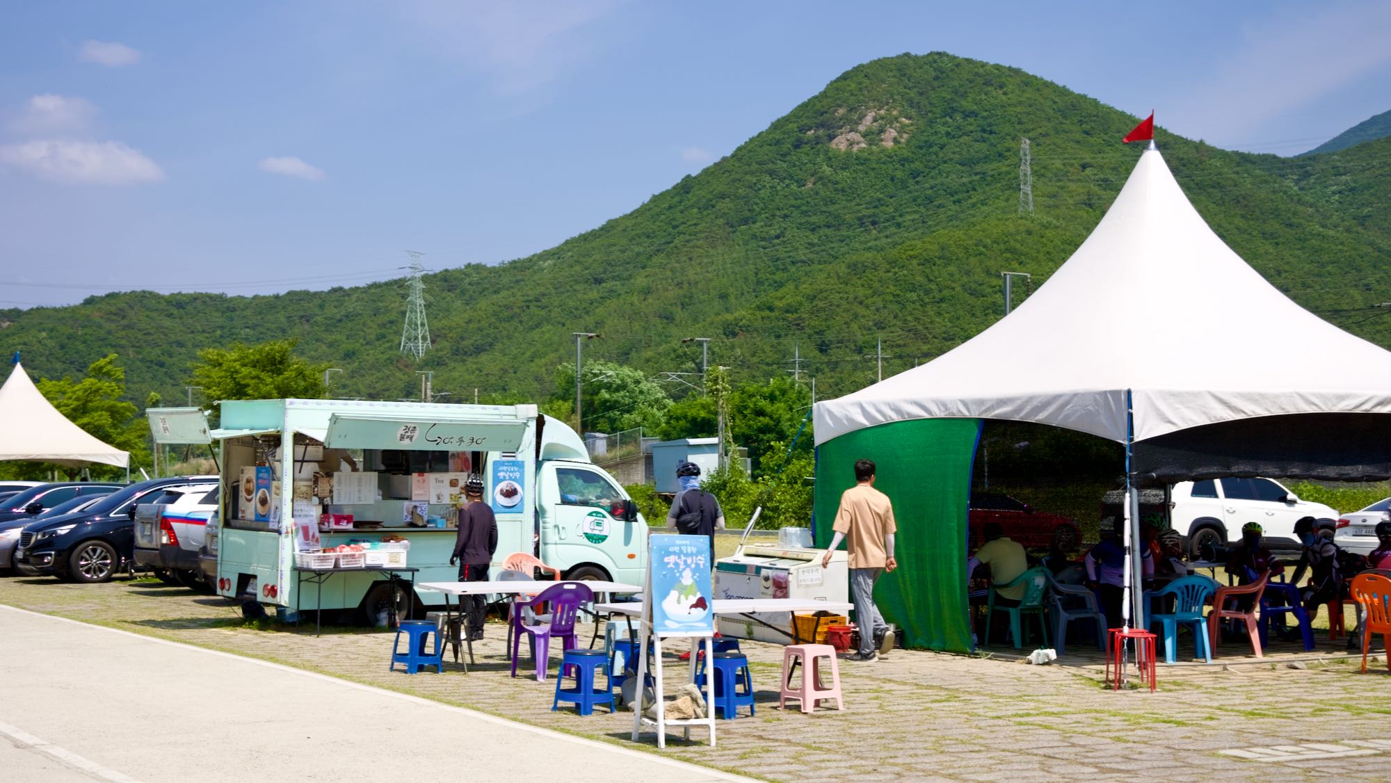 A picture of Seoryong Park (서룡공원) on the Nakdonggang Bike Path (낙동강자전거길) along the Nakdong River (낙동강) in Miryang City, South Korea.