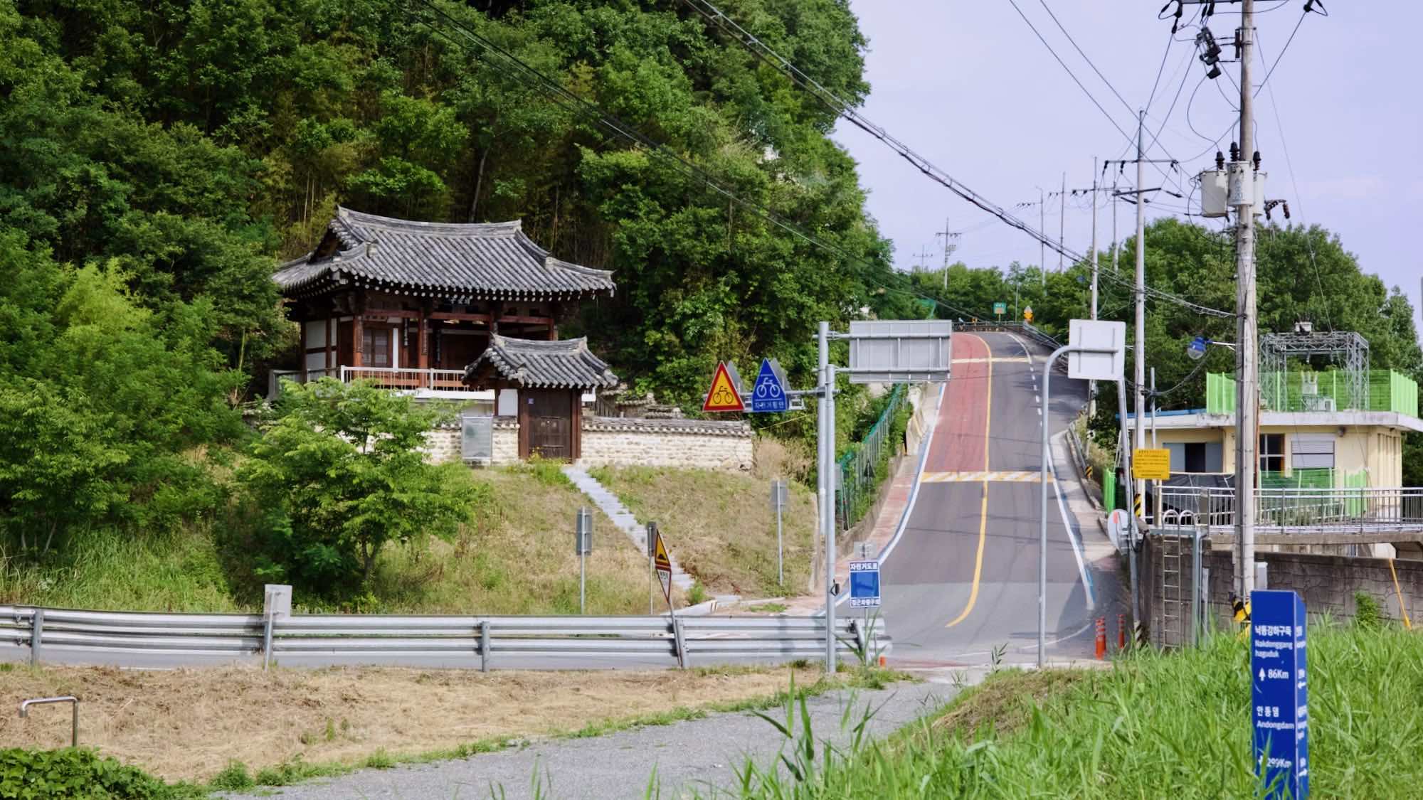 A picture of the Sowu Pavilion (소우정) on the Nakdong River along the Nakdonggang Bike Path (낙동강자전거길).