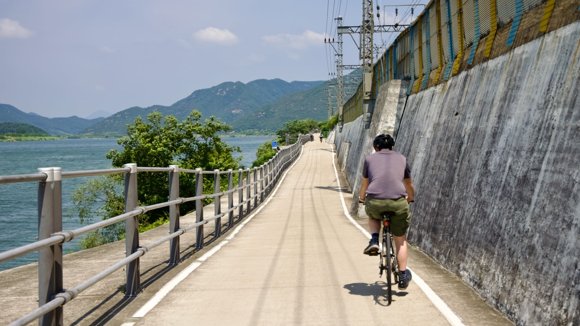 A picture of the bike path near the Yangsan Water Culture Hall (양산물문화전시관) along the Nakdonggang Bike Path (낙동강자전거길) on the Nakdong River in Yangsan City, South Korea.