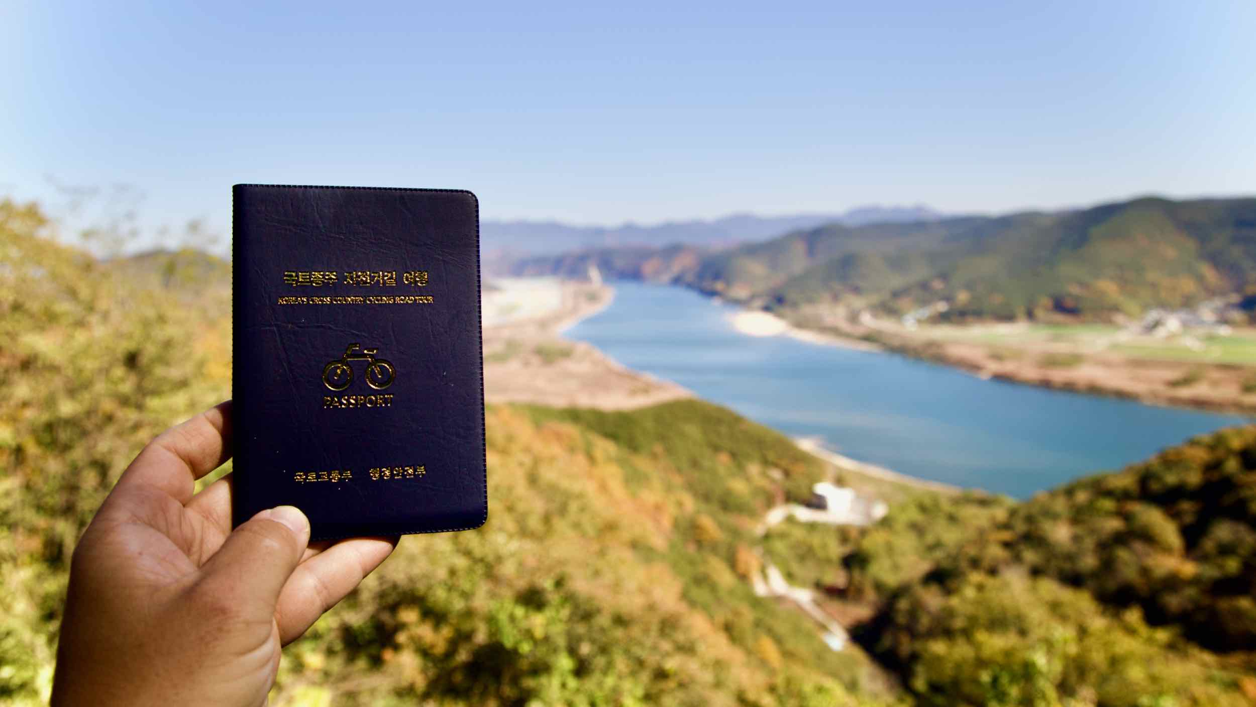 A picture of the Bakjin Pass (박진고개) on the Nakdonggang Bike Path (낙동강자전거길) along the Nakdong River in South Korea.
