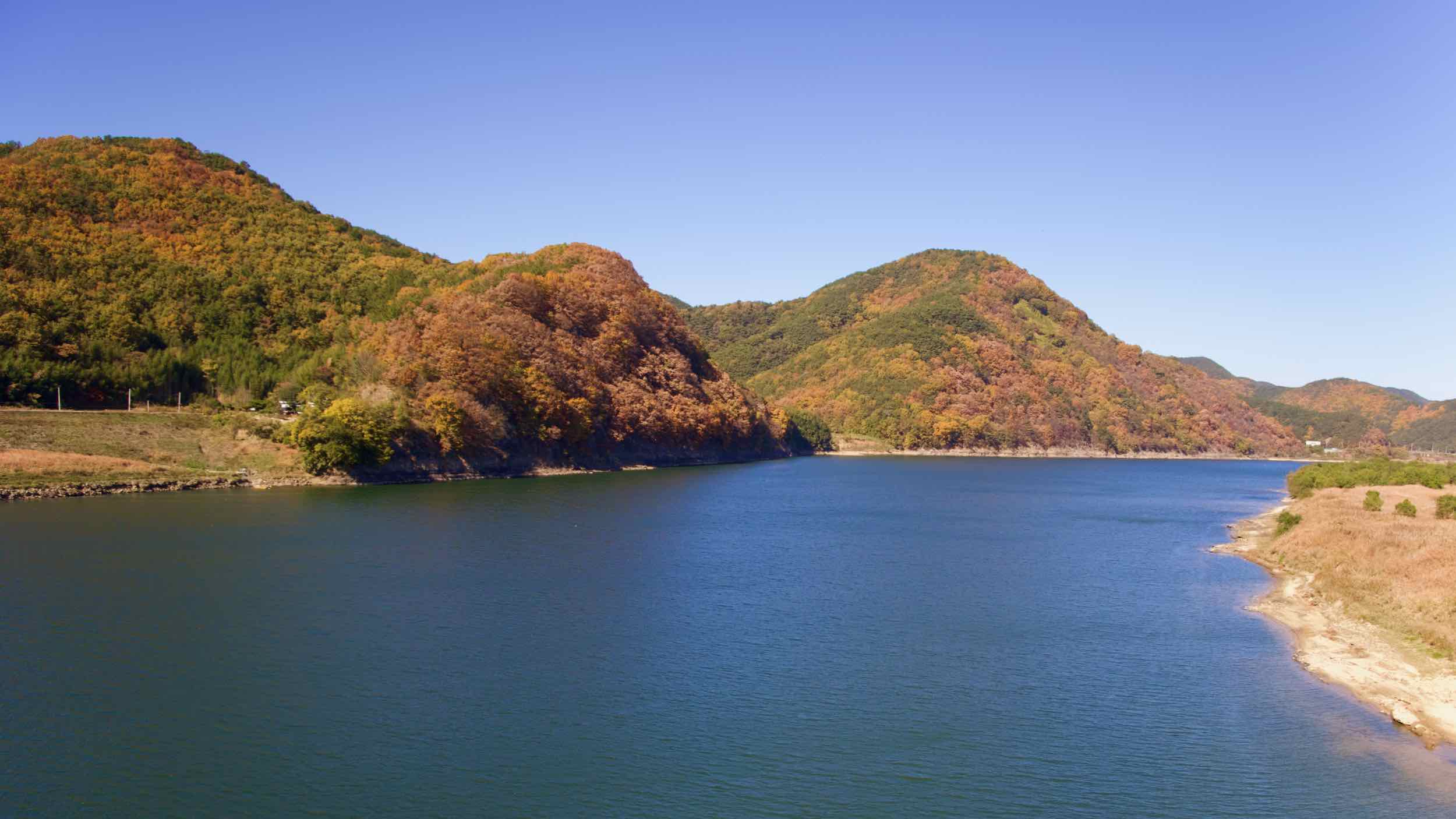 A picture of the Bakjin Pass (박진고개) on the Nakdonggang Bike Path (낙동강자전거길) along the Nakdong River in South Korea.