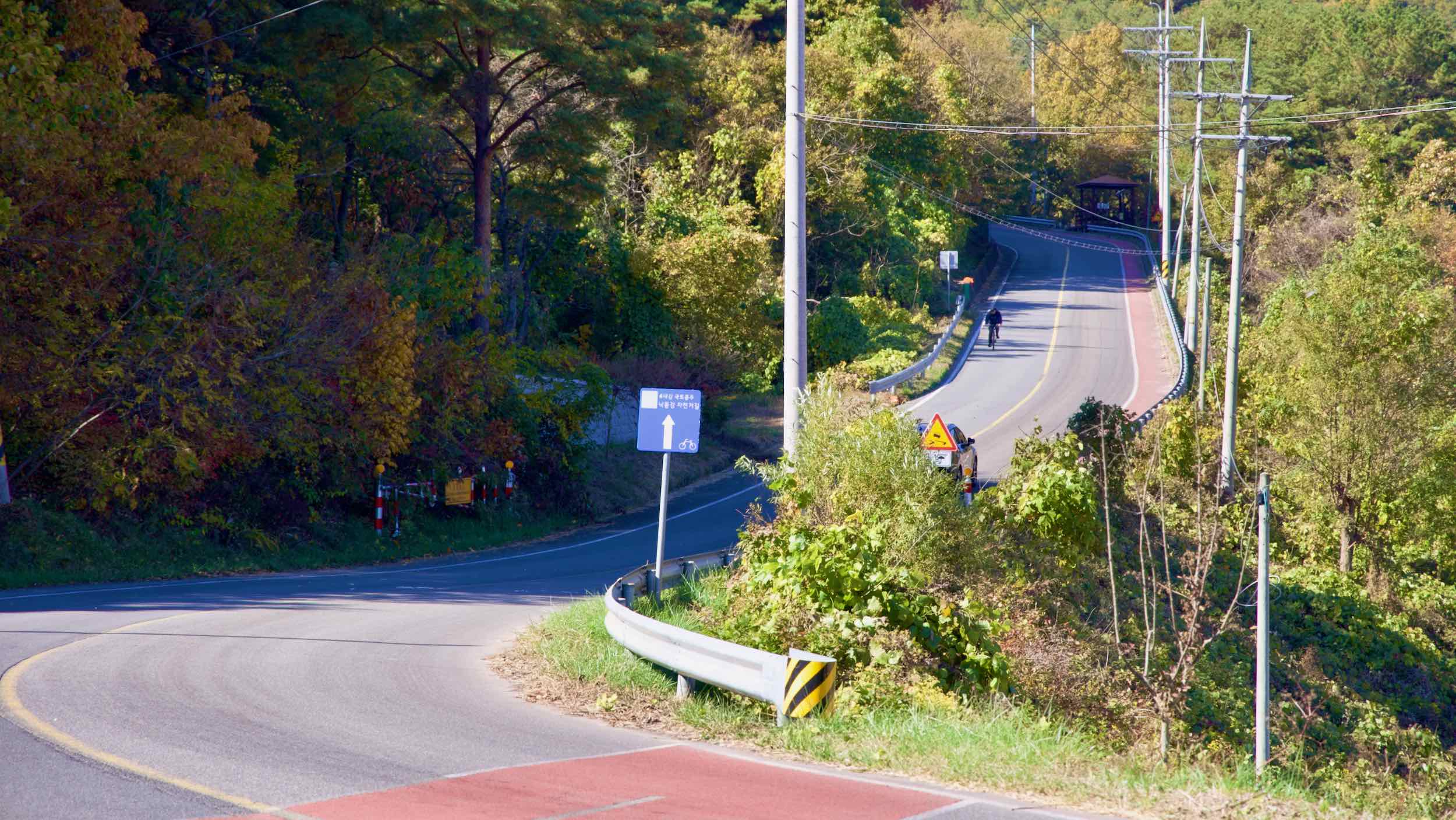 A picture of the Bakjin Pass (박진고개) on the Nakdonggang Bike Path (낙동강자전거길) along the Nakdong River in South Korea.