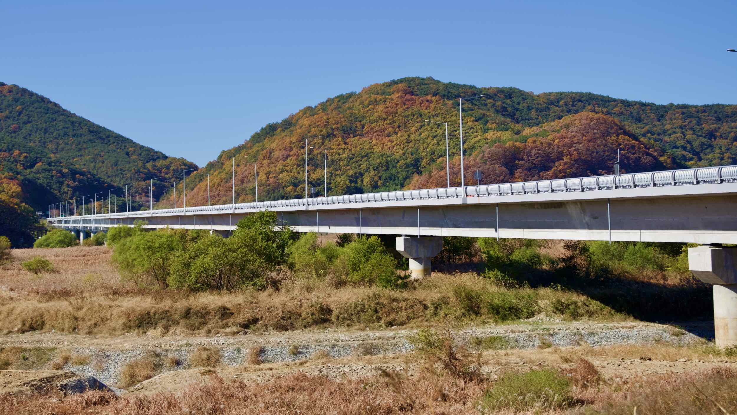A picture of the bridge leading to the Bakjin Pass (박진고개) on the Nakdonggang Bike Path (낙동강자전거길) along the Nakdong River in South Korea.