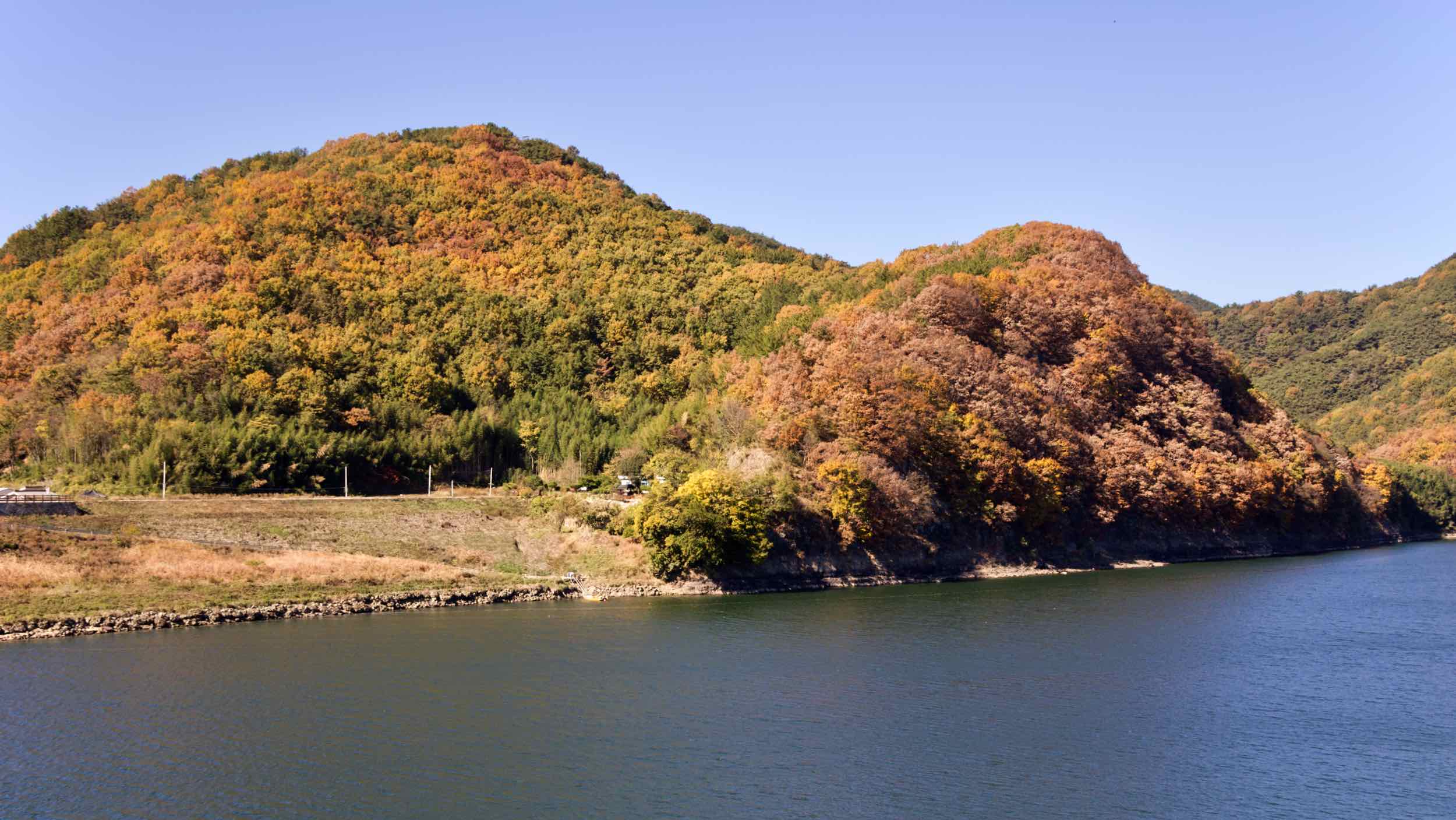 A picture of the Bakjin Pass (박진고개) on the Nakdonggang Bike Path (낙동강자전거길) along the Nakdong River in South Korea.