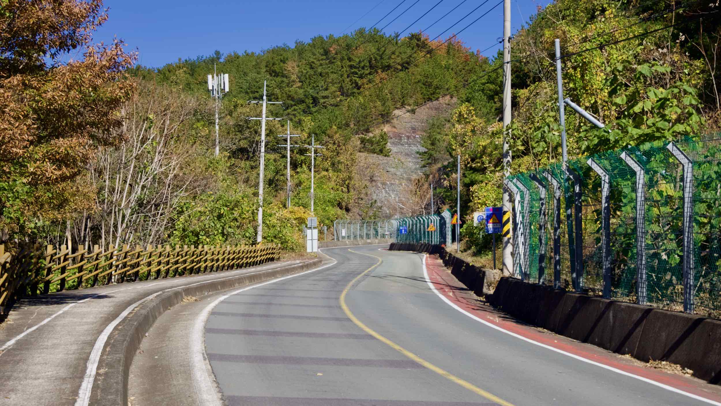 A picture of the Bakjin Pass (박진고개) on the Nakdonggang Bike Path (낙동강자전거길) along the Nakdong River in South Korea.