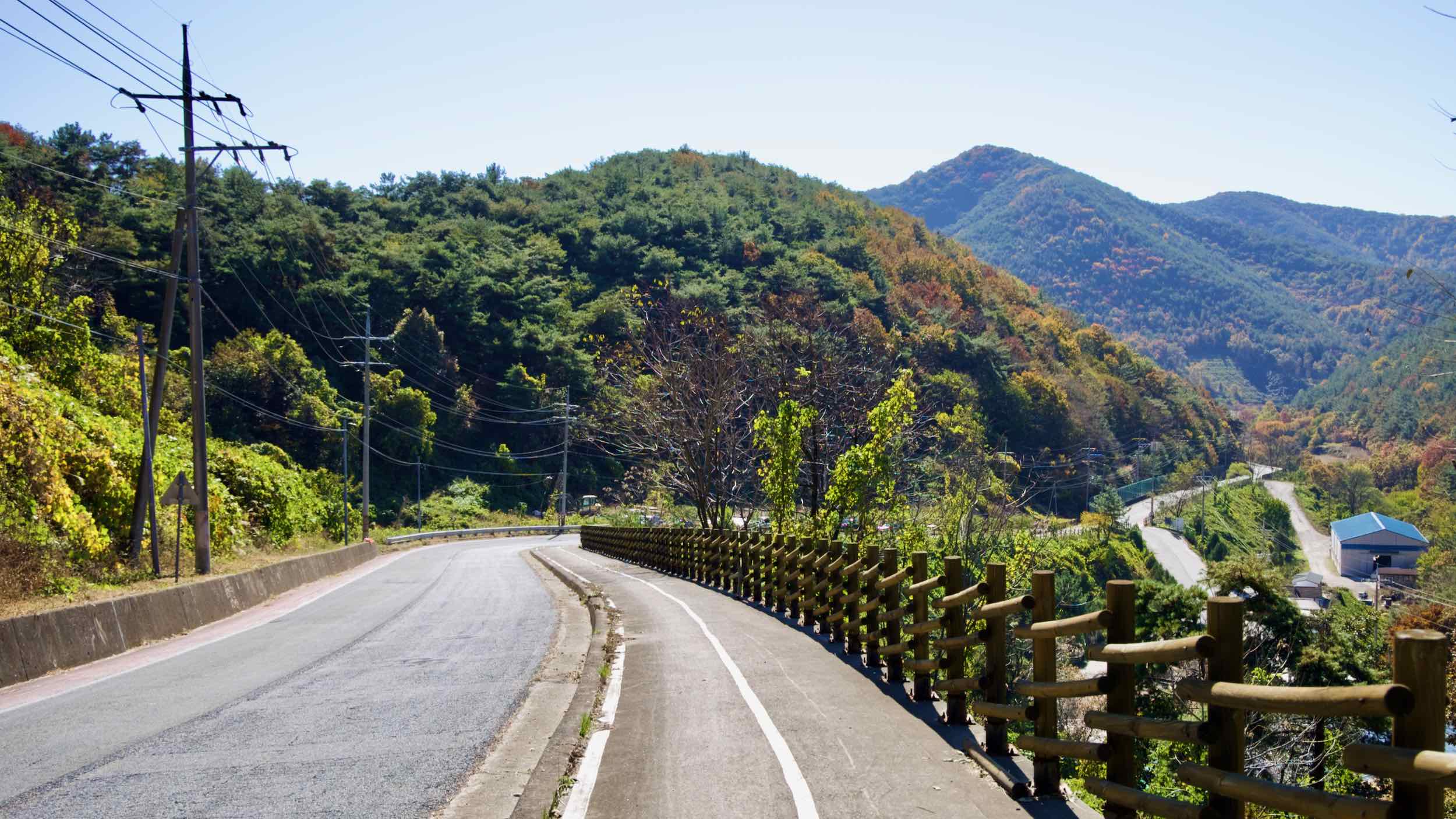 A picture of the Bakjin Pass (박진고개) on the Nakdonggang Bike Path (낙동강자전거길) along the Nakdong River in South Korea.