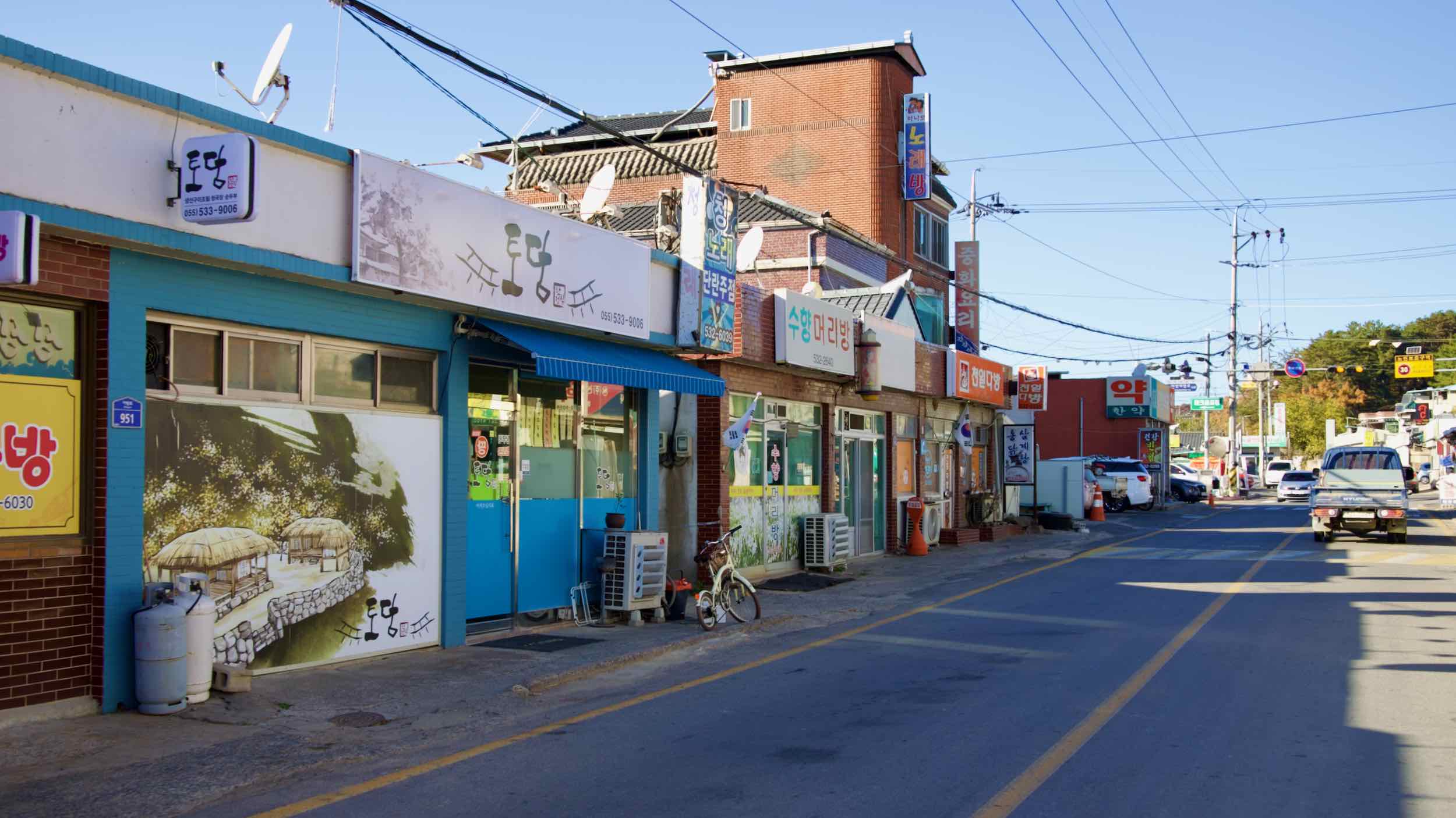 A picture of farm fields on the Nakdonggang Bike Path (낙동강자전거길) in Dalseong County, South Korea.