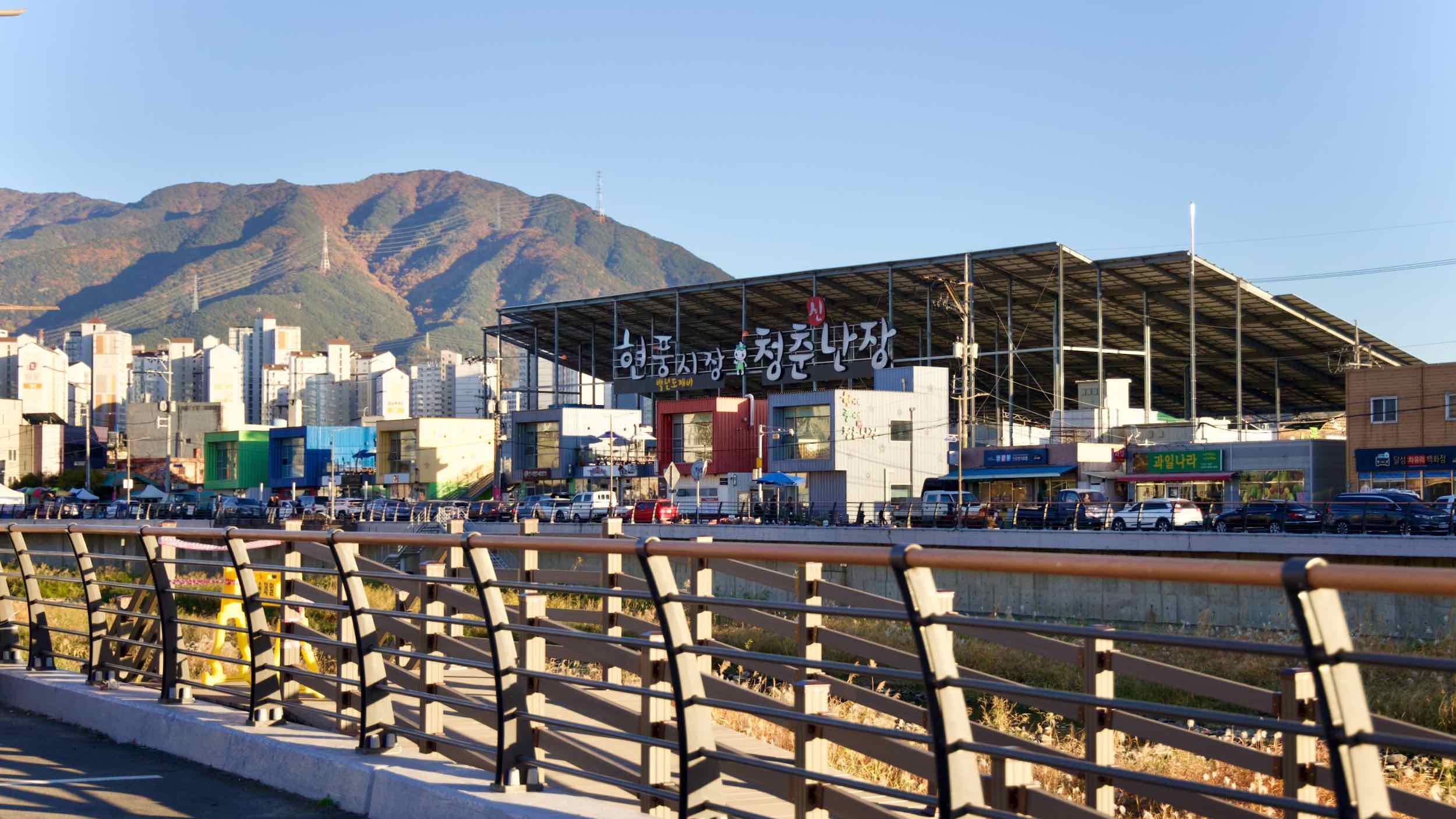 A picture of the Hyeonpung Baeknyeon Kkaebi Market in Hyeonpung Town, Dalseong County, South Korea.
