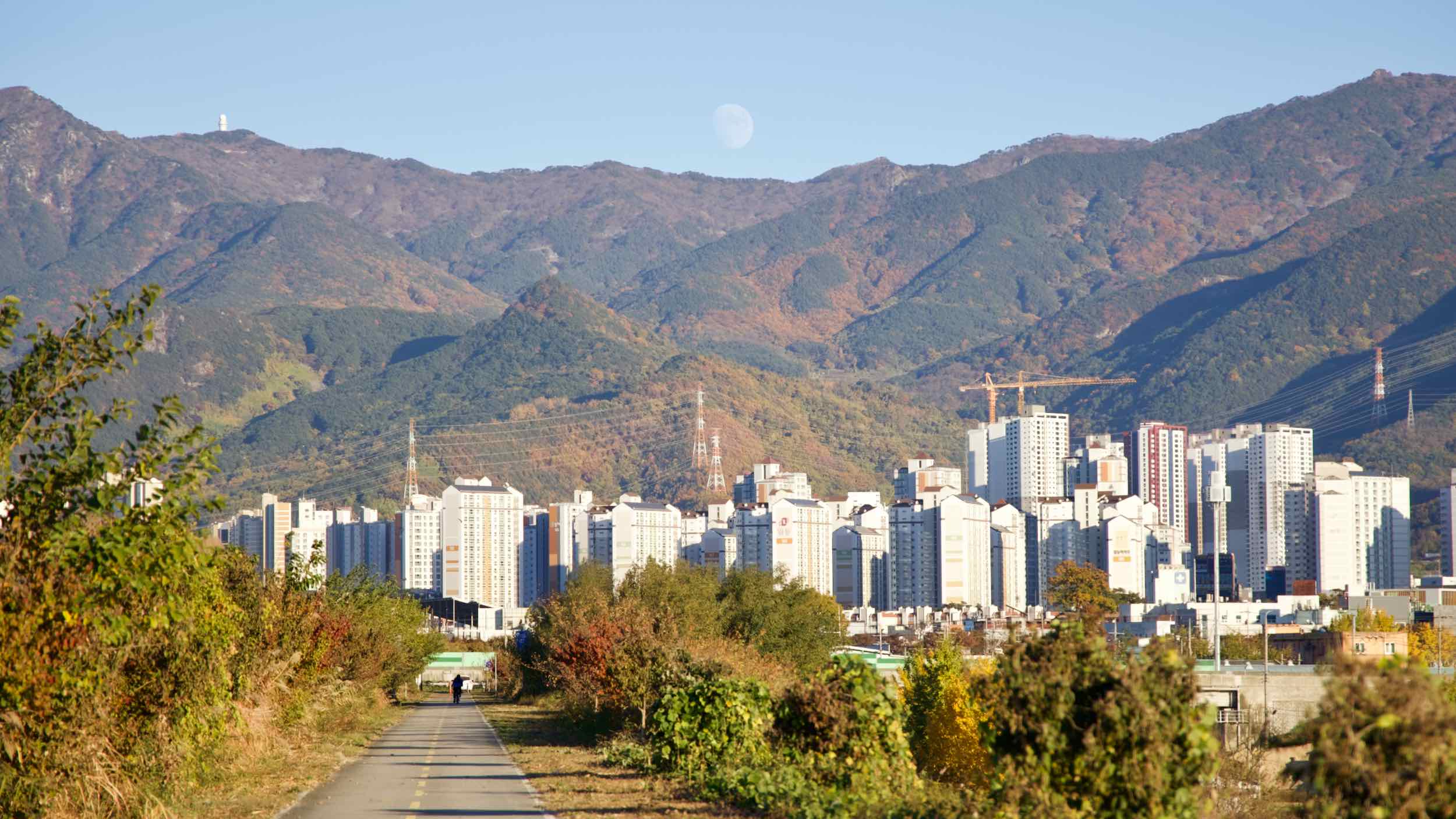 A picture of the Nakdong River and Hyeonpung Town in Dalseong County, South Korea.