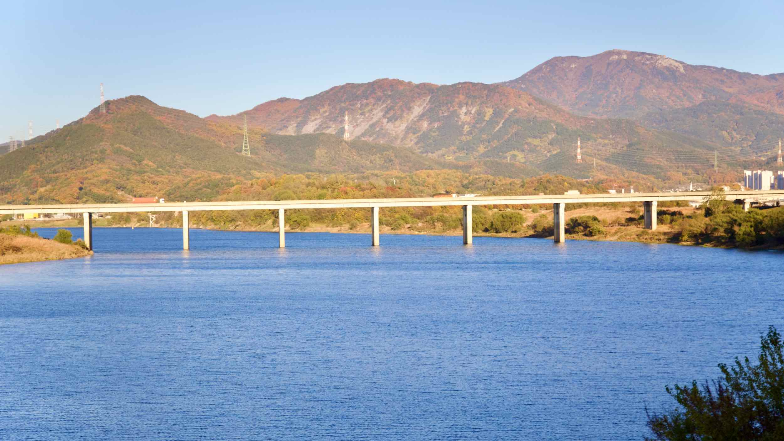 A picture of the Nakdong River and Hyeonpung Town in Dalseong Count, South Korea.