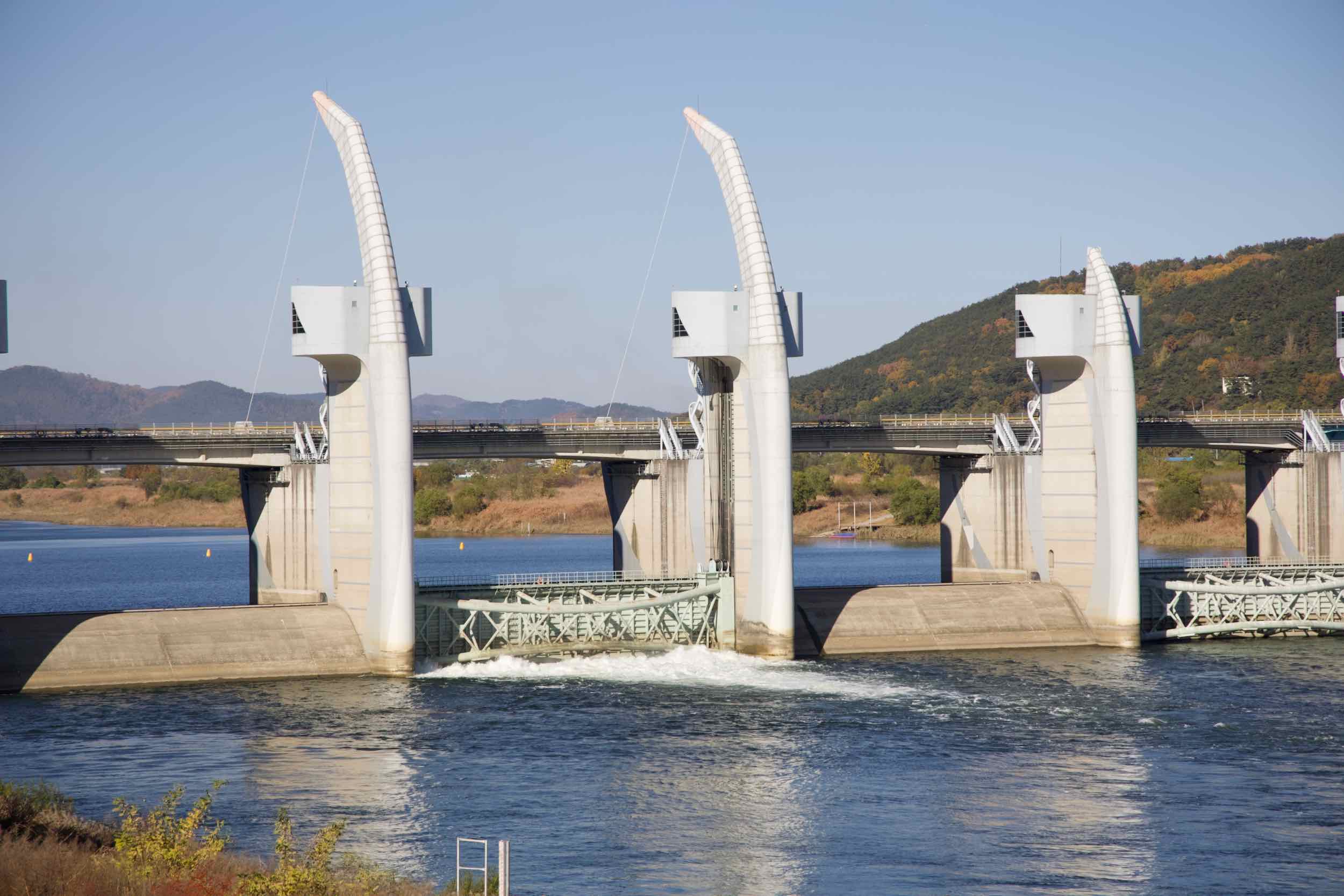 Nakdonggang Bike Path – Daegu Changnyeong – Hapcheon Changnyeong Weir Close A picture of the Hapcheon Changnyeong Weir (합천창녕보) in Hapcheon and Changnyeong Counties, South Korea.