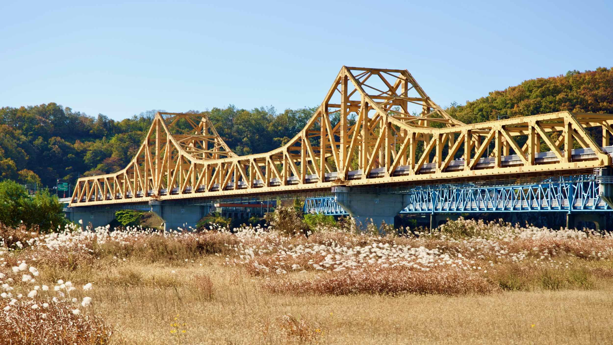 A picture of the New and Old Namji Bridge over the Nakdong River in Namji Town, Changnyeong County.