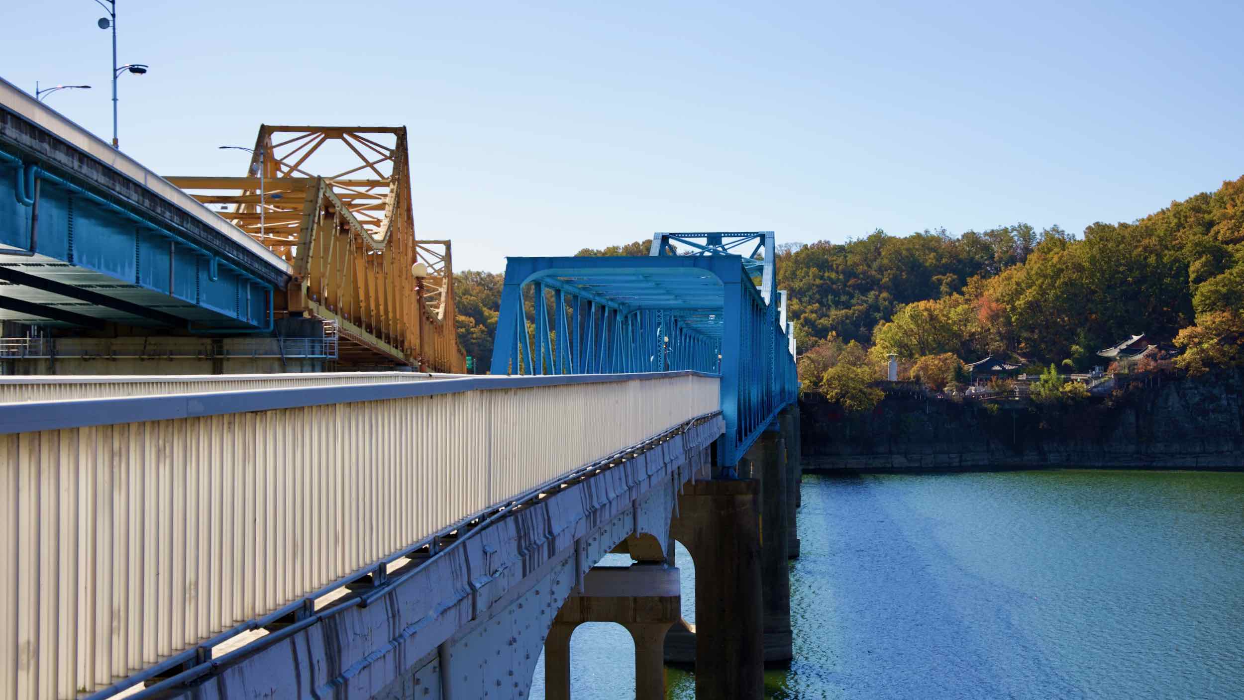 A picture of the New and Old Namji Bridge over the Nakdong River in Namji Town, Changnyeong County.