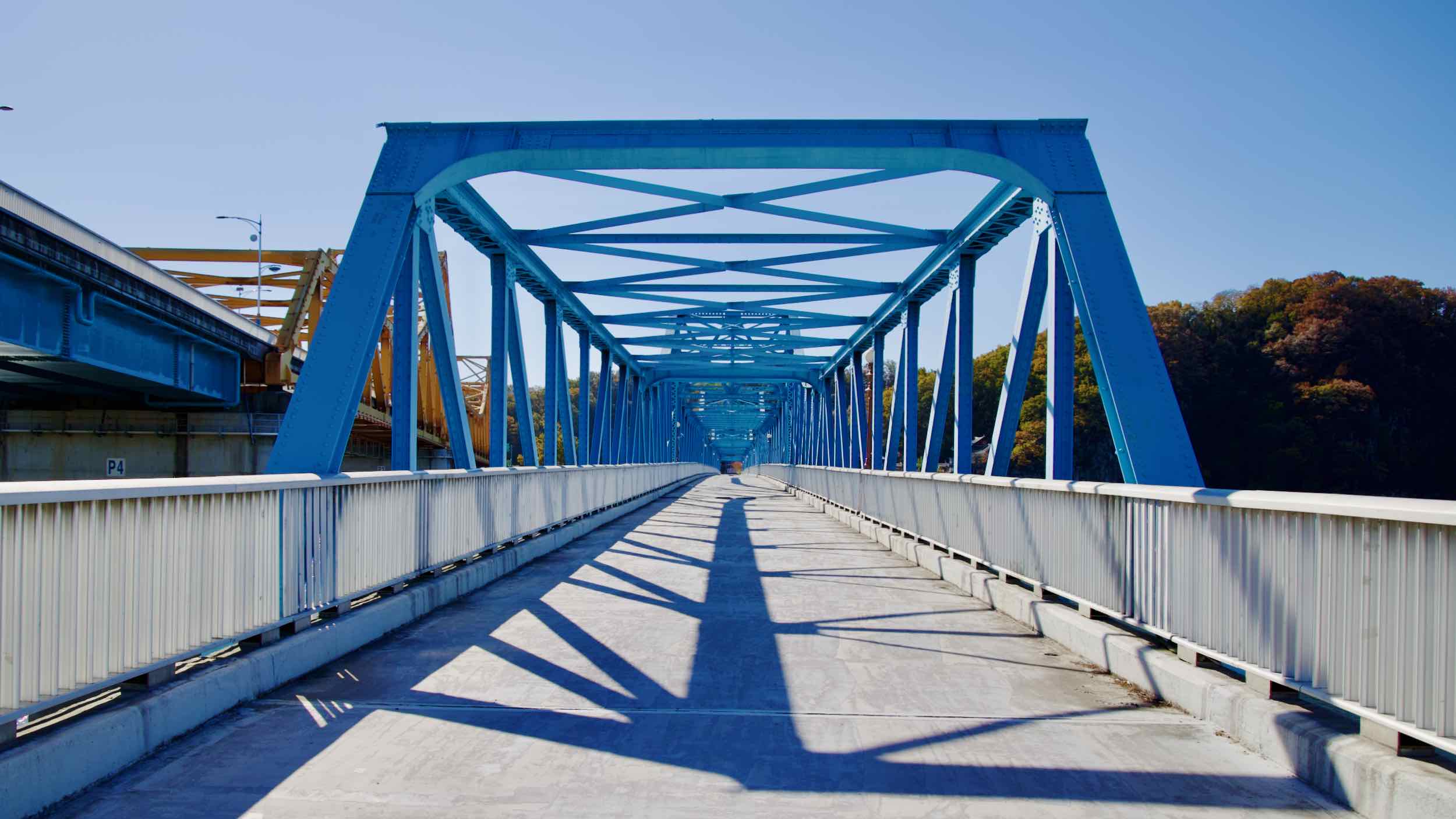 A picture of the New and Old Namji Bridge over the Nakdong River in Namji Town, Changnyeong County.