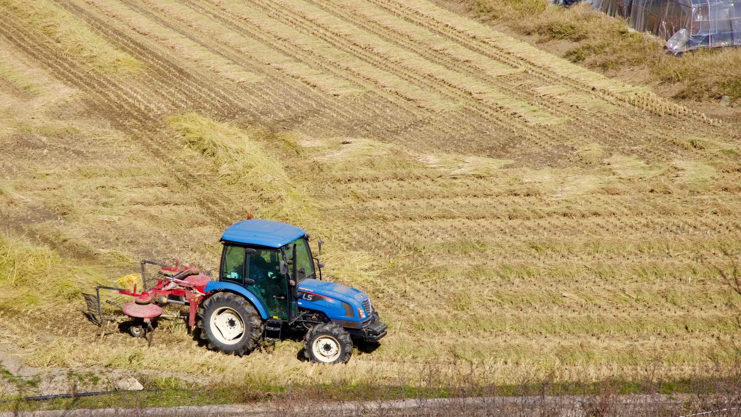 A picture of a tractor near the Bakjin Pass (박진고개) on the Nakdonggang Bike Path (낙동강자전거길) along the Nakdong River in South Korea.