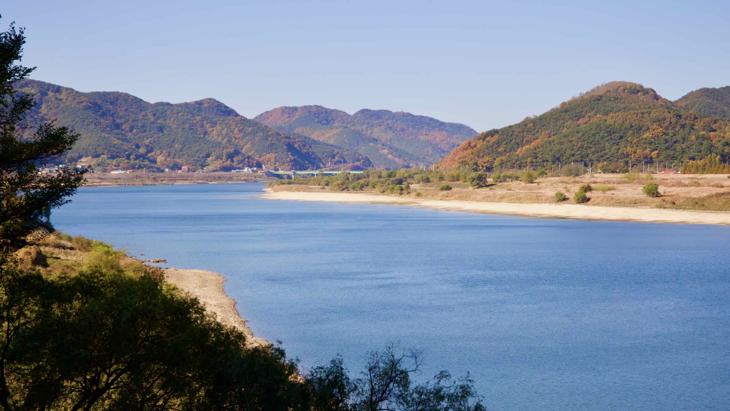 A picture of the Nakdonggang Bike Path and Nakdong River in Hapcheon County, South Korea.