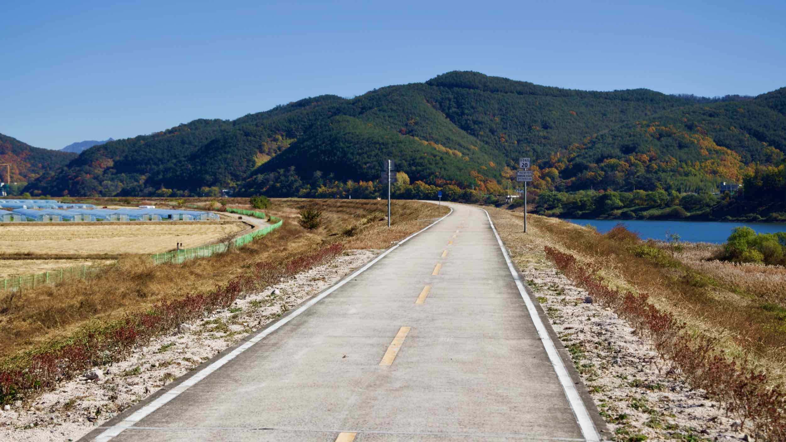 A picture of the Nakdonggang Bike Path and Nakdong River in Hapcheon County, South Korea.