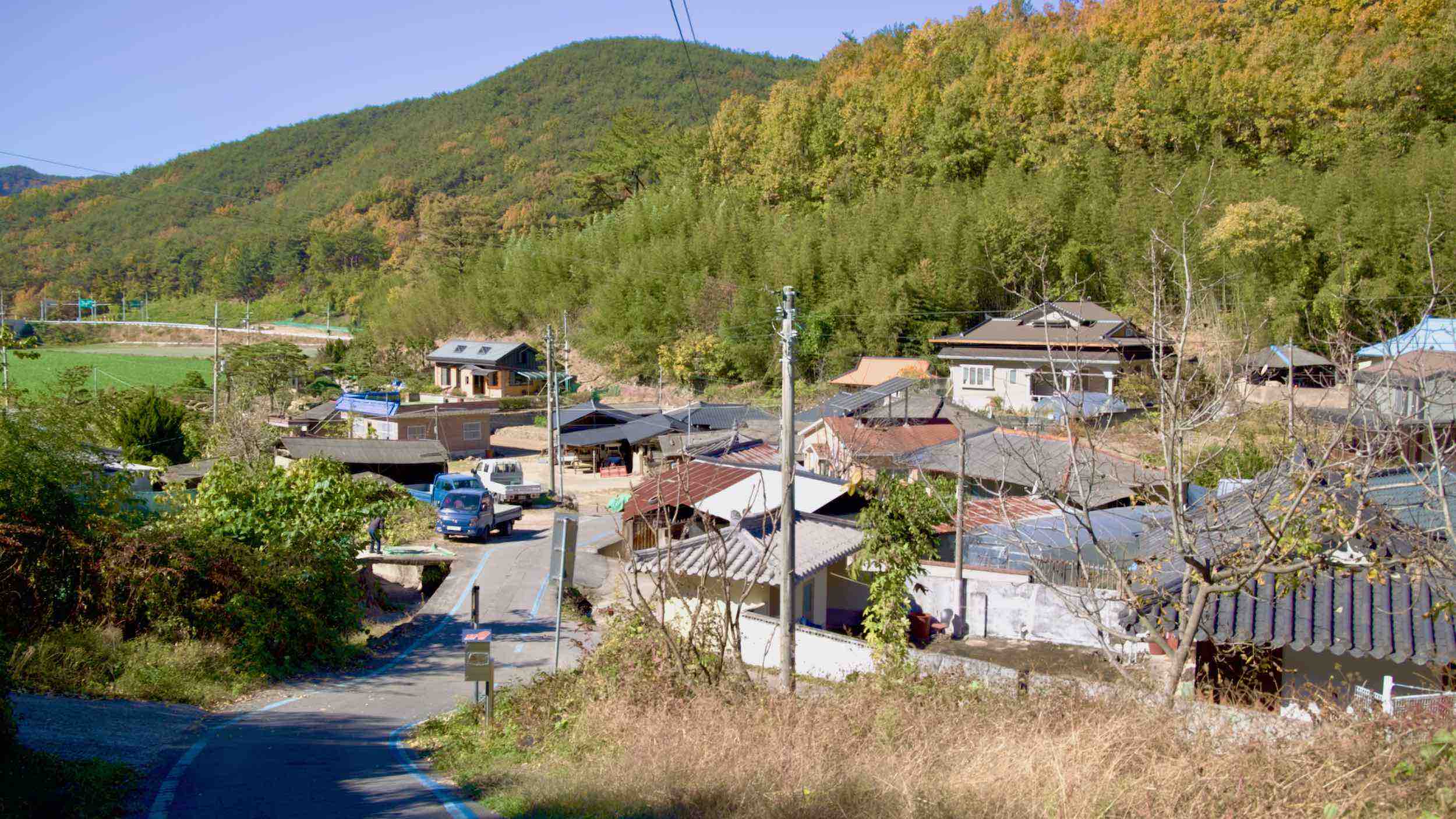 A picture of the Yeongaji (영아지고개) & Angaesil (안개실고개) Passes along the Nakdonggang Bike Path in Changnyeong County, South Korea.