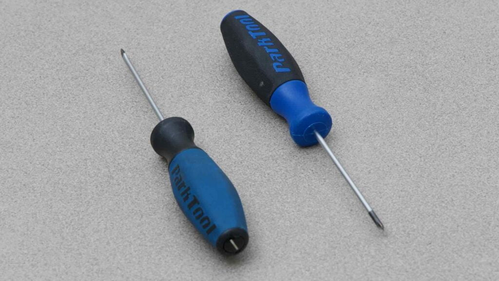 A picture of a #2 Phillips and #2 slotted screwdriver.
