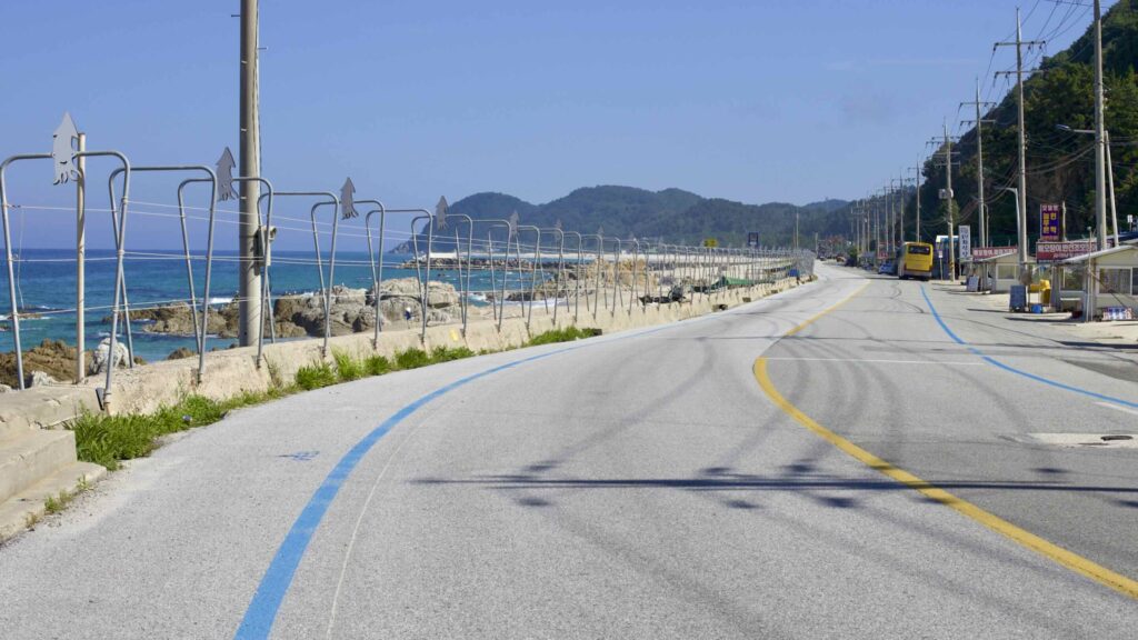 A picture of the Squid Folklore Street (오징어 풍물거리가) at Giseong Mangyang Beach (기성망양해수욕장) in Uljin County, South Korea.
