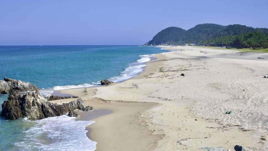 A picture of Giseong Mangyang Beach (기성망양해수욕장) in Uljin County, South Korea.