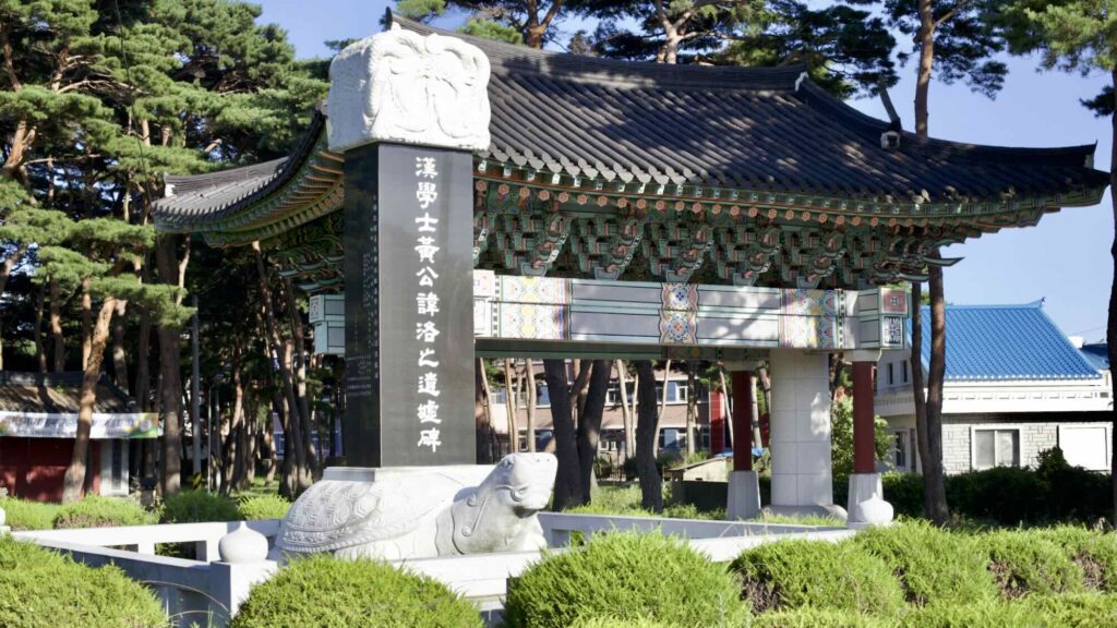 A picture of Wolsong Pavilion (월송정) along the Gyeongbuk (East Coast) Bicycle Path (동해안자전거길 (경북)) in Uljin County (울진군), South Korea.