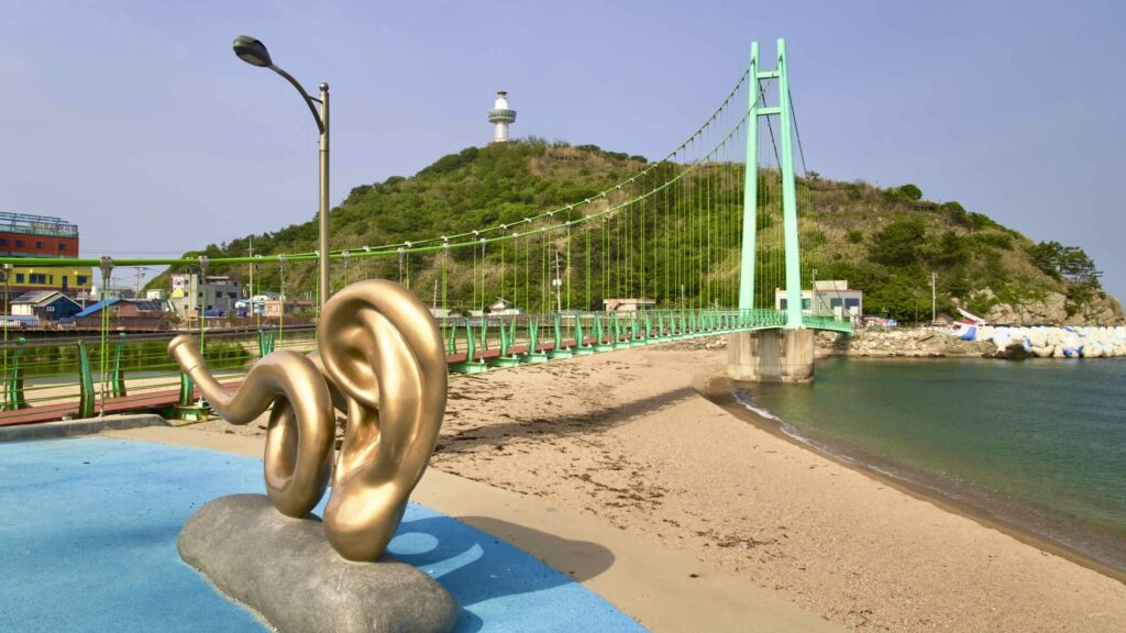 A picture of Blue Road Bridge (블루로드다리), a 139-meter-long (456 ft) suspension bridge just south of Jukdo Mountain.