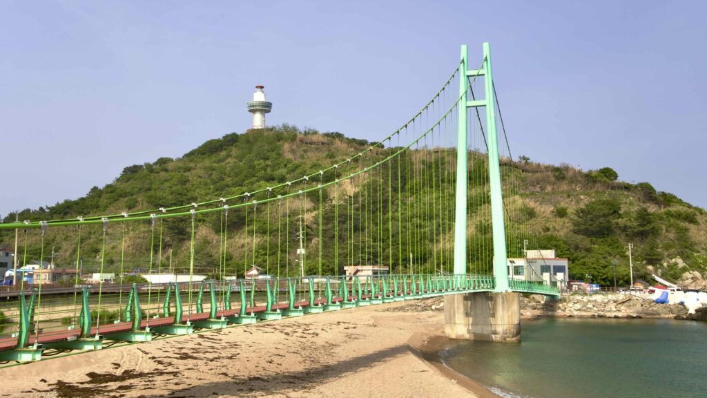 A picture of Blue Road Bridge (블루로드다리), a 139-meter-long (456 ft) suspension bridge just south of Jukdo Mountain.