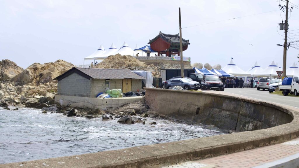 A picture of Dohaedan (도해단) near Daejin Port (대진항) near Chuksan Port, Yeongdeok County, South Korea.