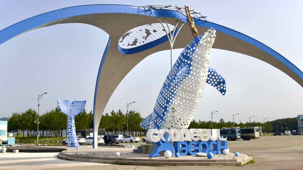 A picture of Goraebul Beach (고래불해수욕장) in Yeongdeok County, South Korea.