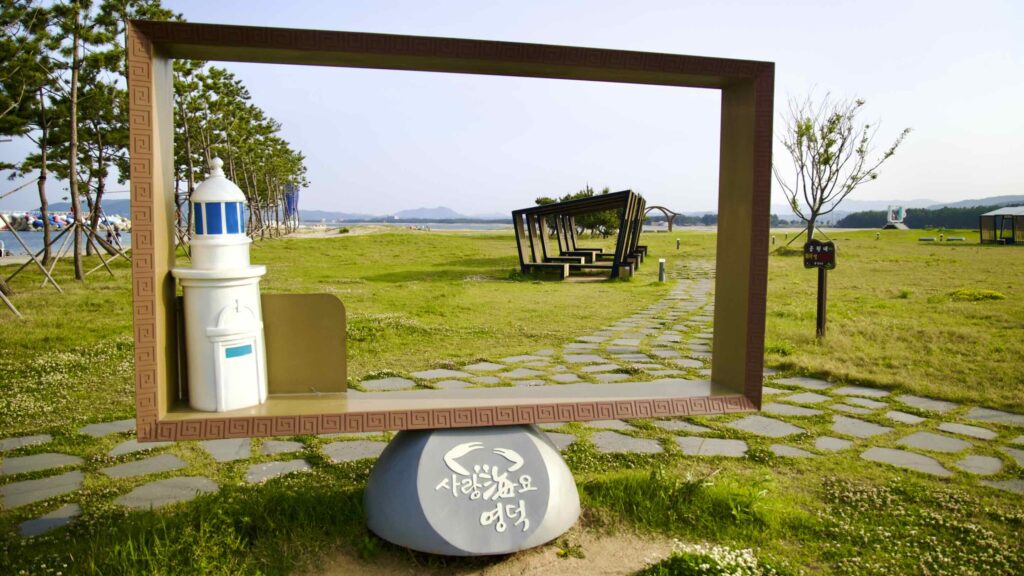 A picture of Goraebul Beach (고래불해수욕장) in Yeongdeok County, South Korea.