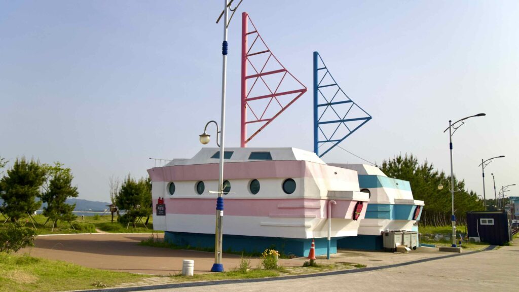 A picture of Goraebul Beach (고래불해수욕장) in Yeongdeok County, South Korea.