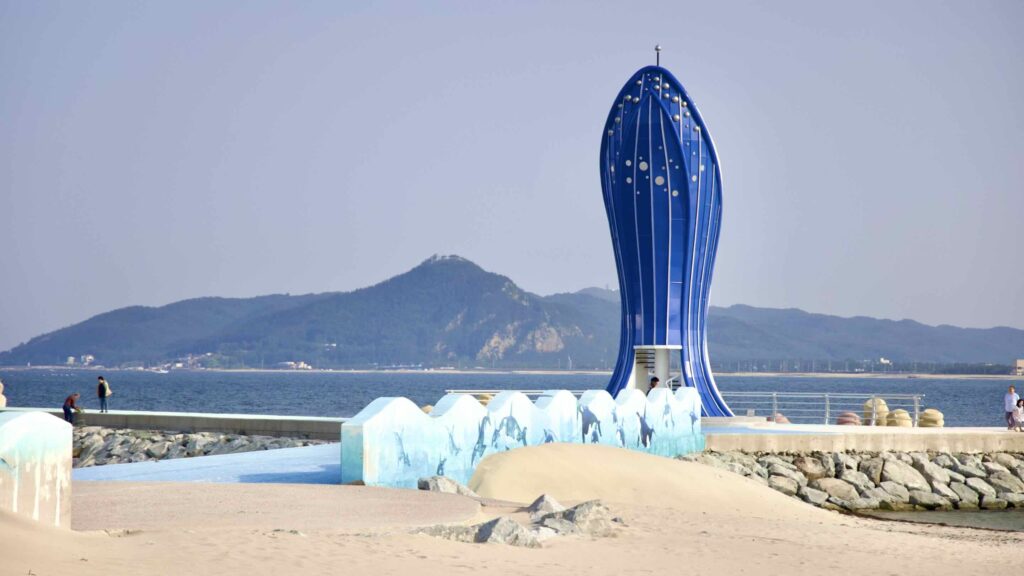 A picture of the whale observatory at Goraebul Beach (고래불해수욕장) in Yeongdeok County, South Korea.