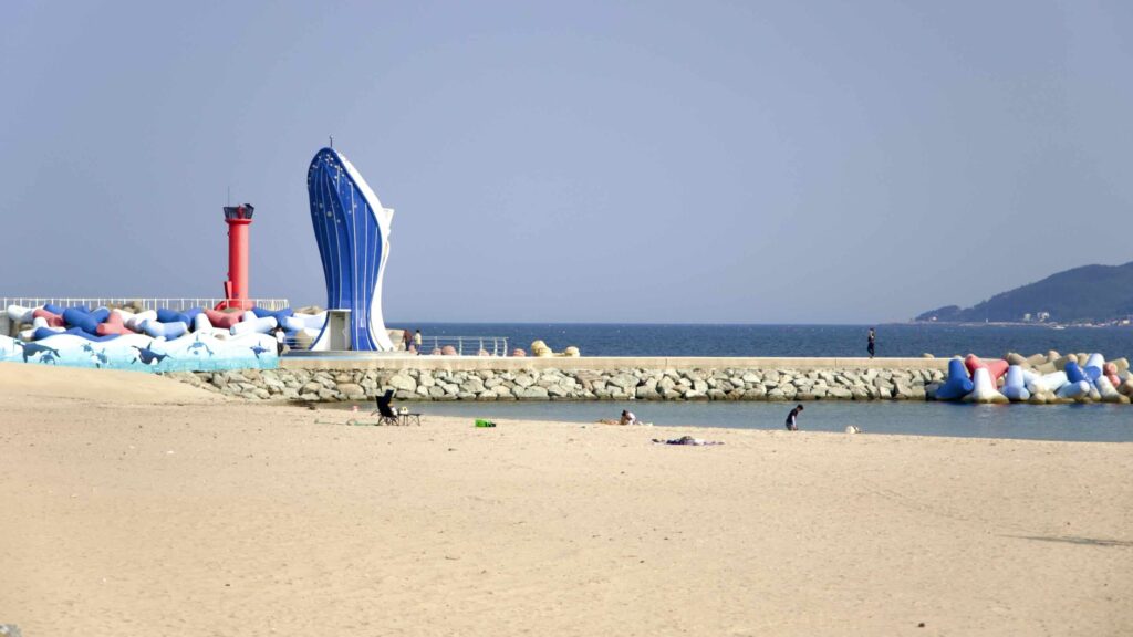 A picture of the whale observatory at Goraebul Beach (고래불해수욕장) in Yeongdeok County, South Korea.